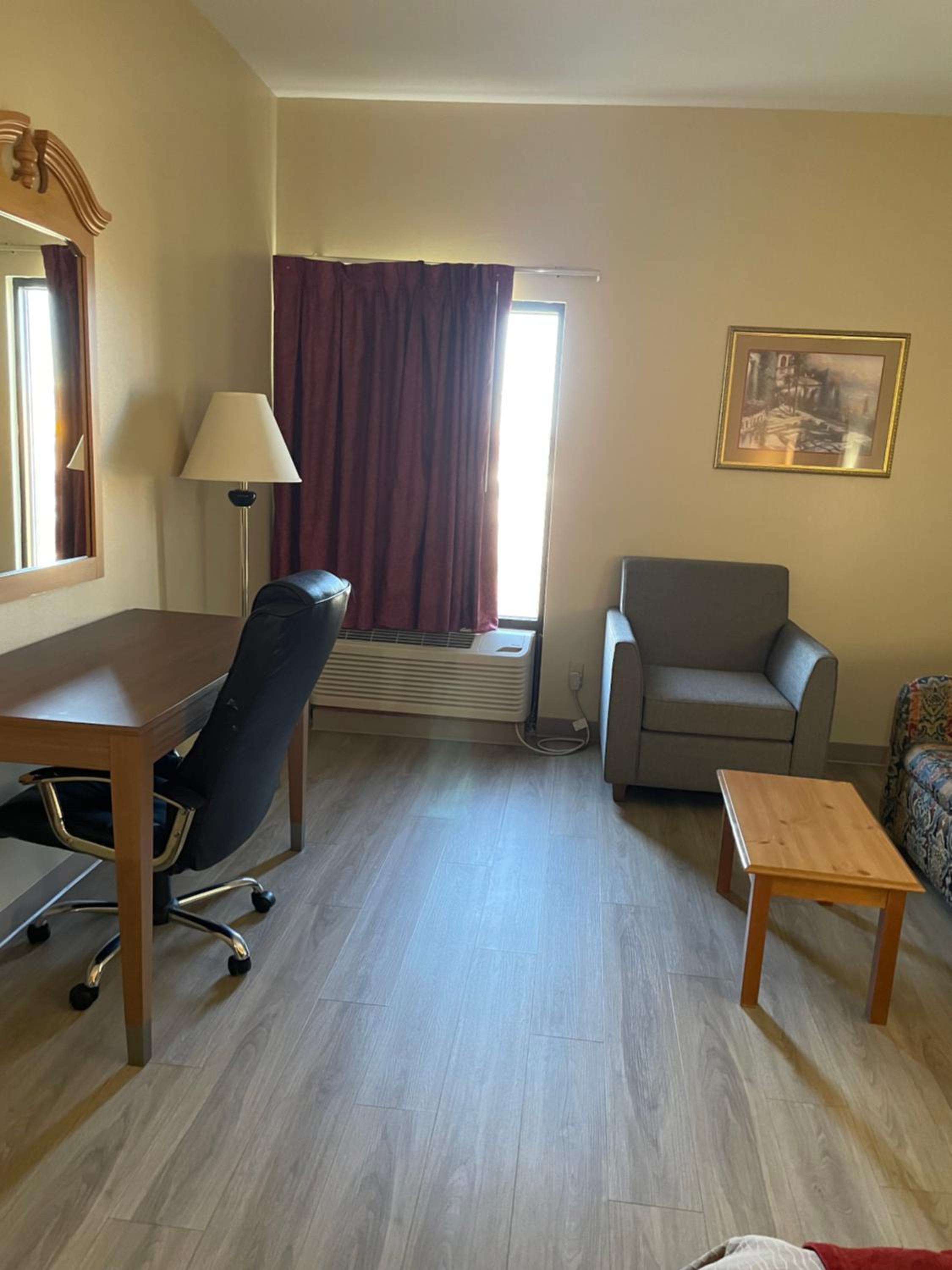 King Room - Non-Smoking - Photo 9