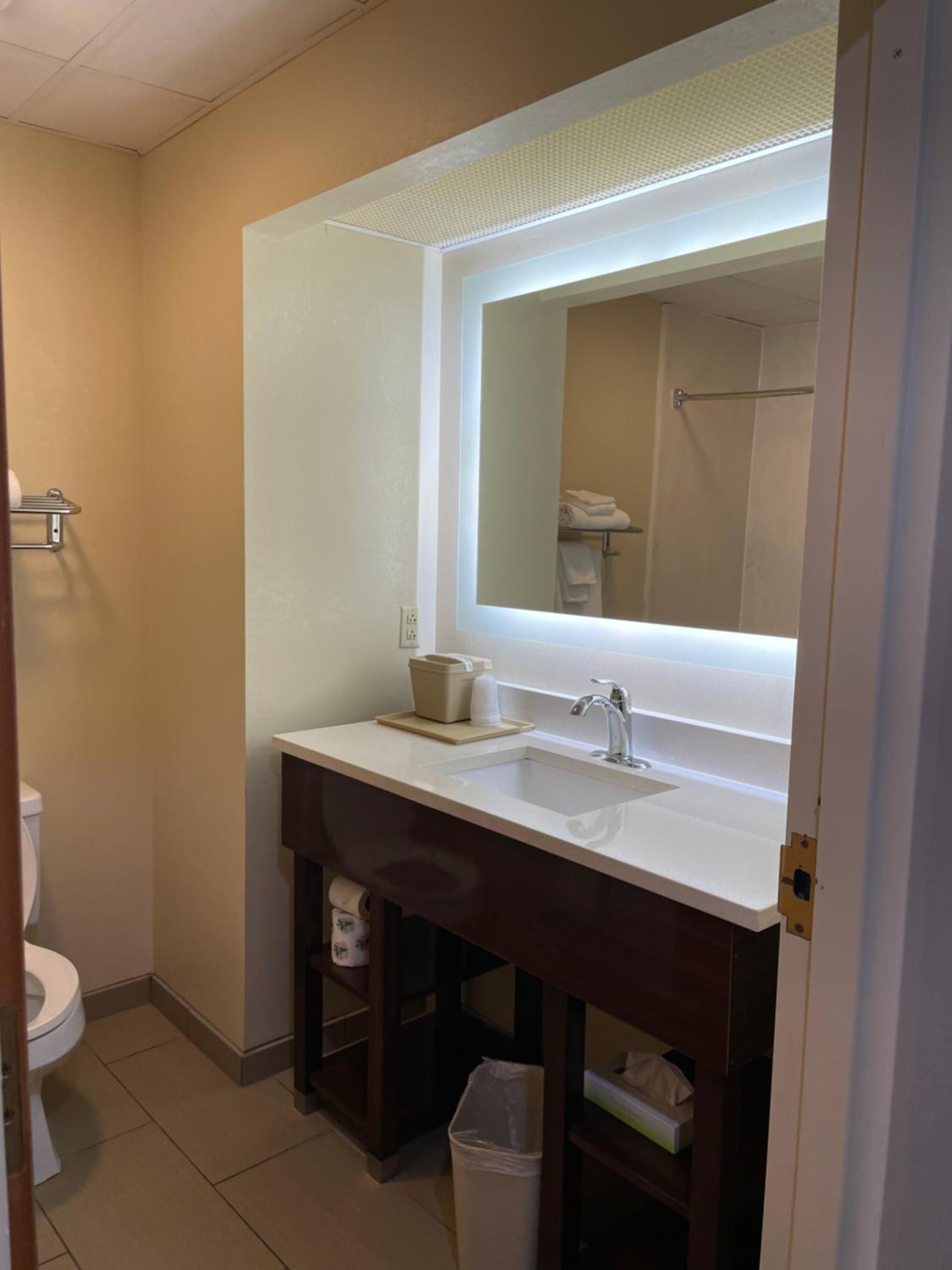 King Room - Non-Smoking - Photo 10