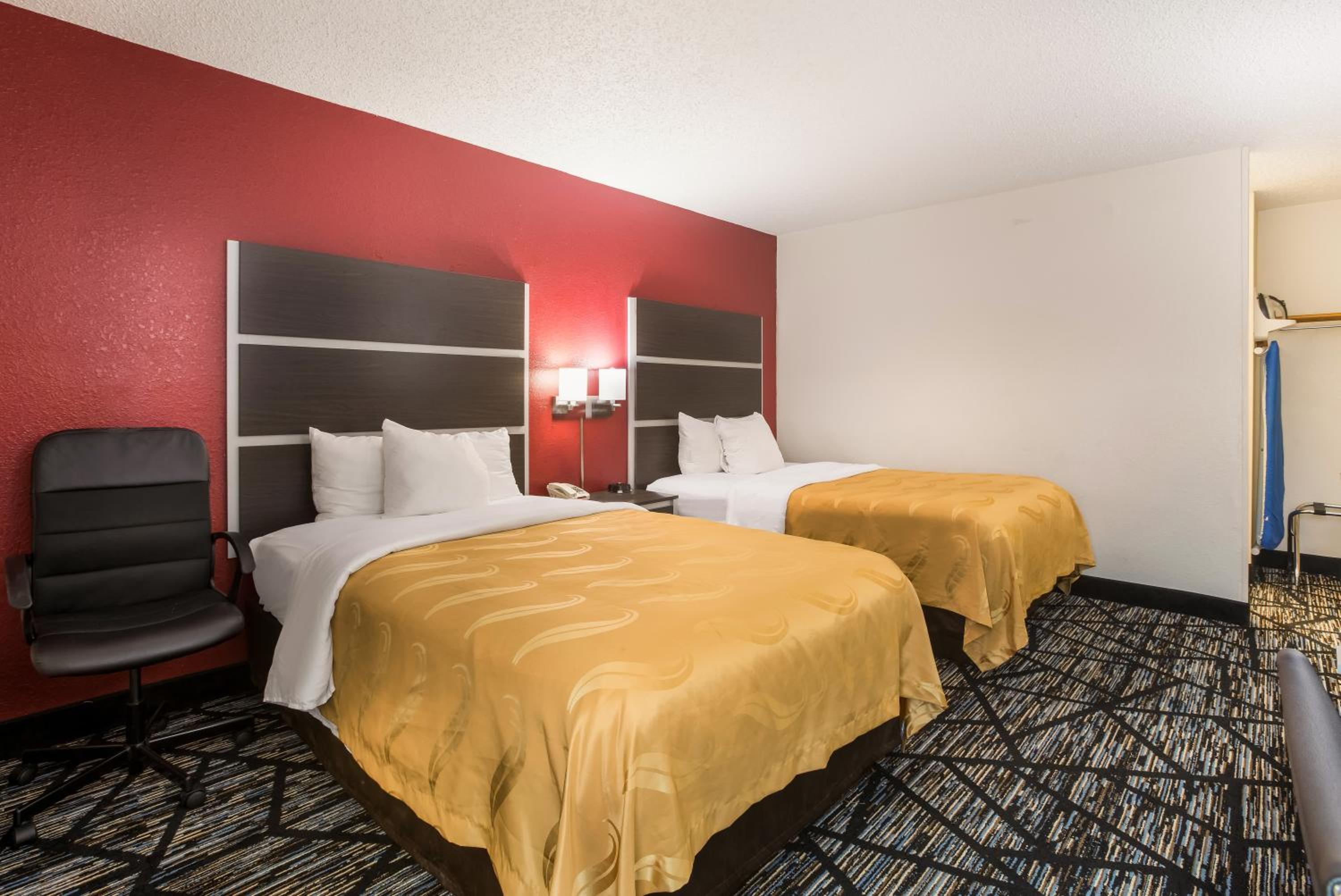 Double Room with Two Double Beds - Exterior Access, No Pets - Photo 1