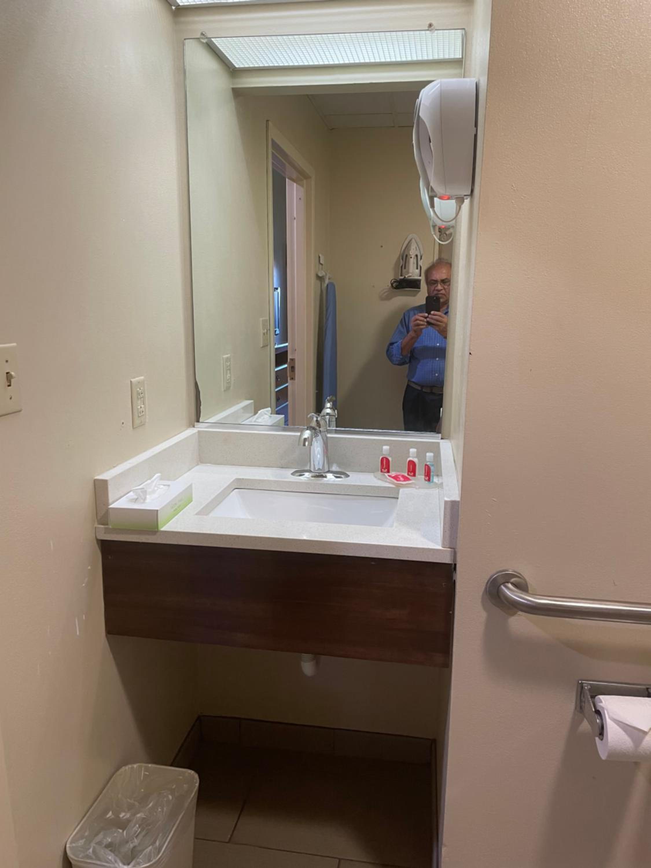 King Room with Roll-In Shower - Disability Access - Photo 6