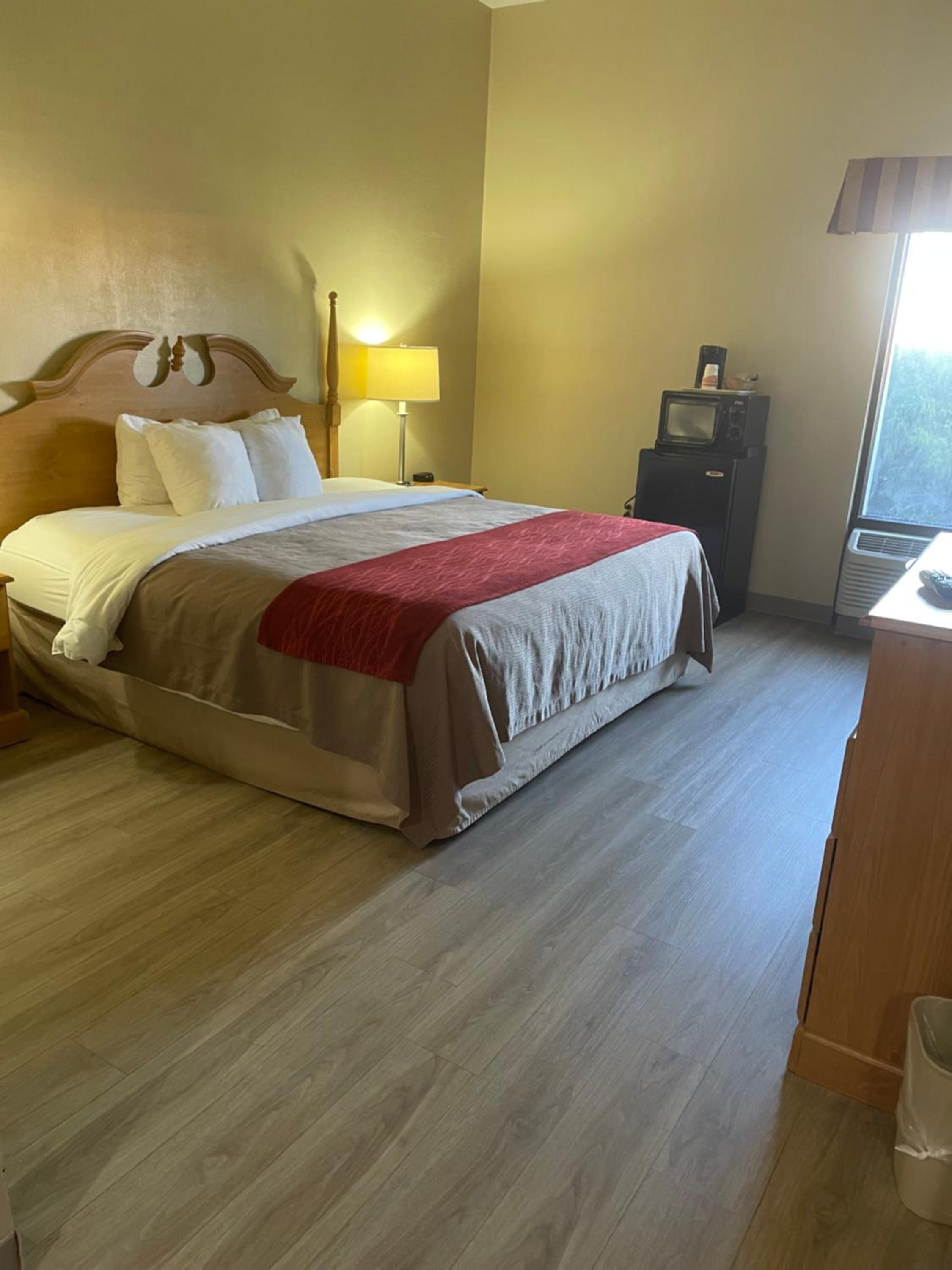 King Room with Roll-In Shower - Disability Access - Photo 2