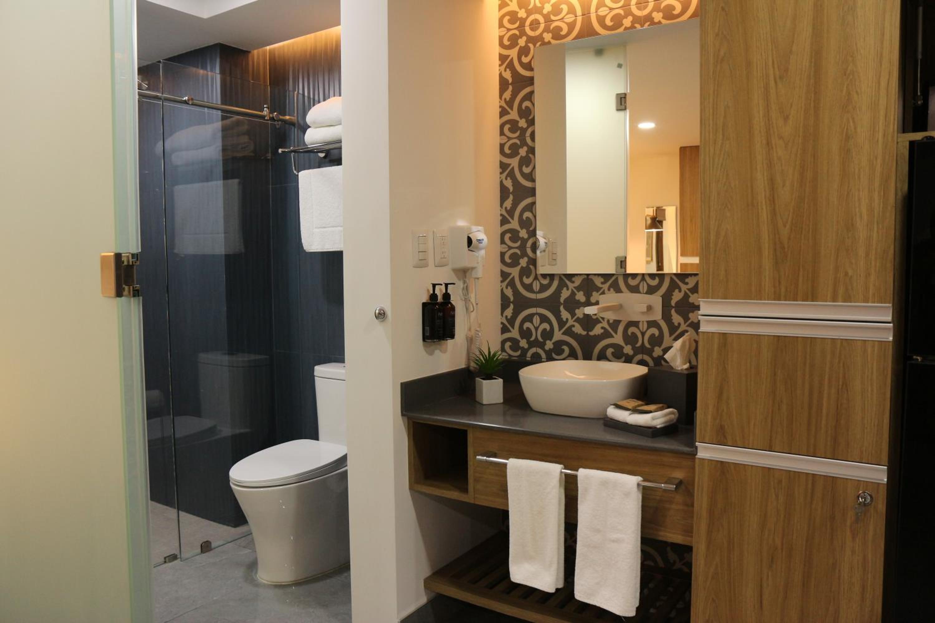 Deluxe Suite - Photo 7