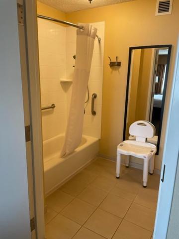 King Room - Wheelchair Accessible/Non-Smoking - Photo 3