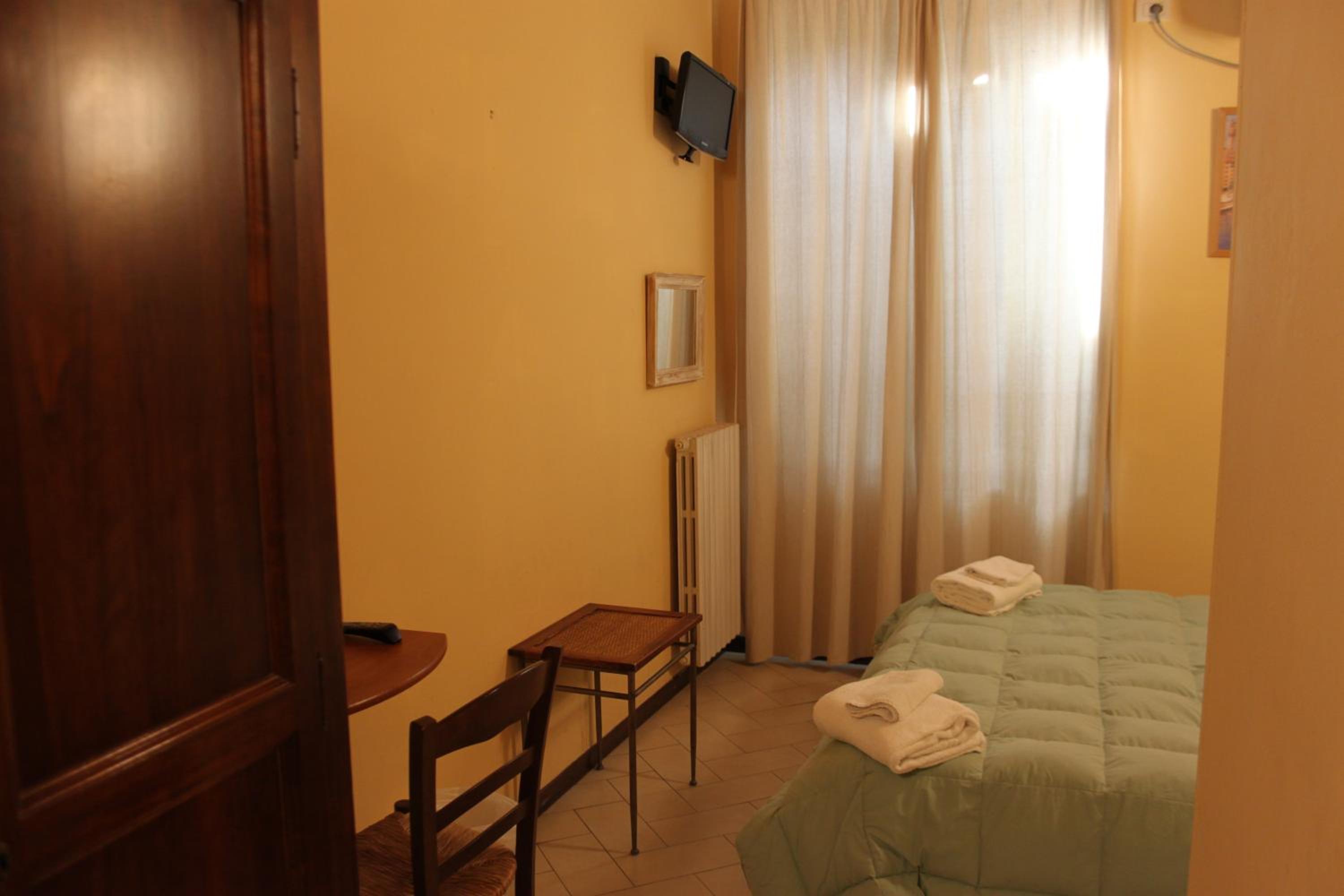Economy Double Room photo 3