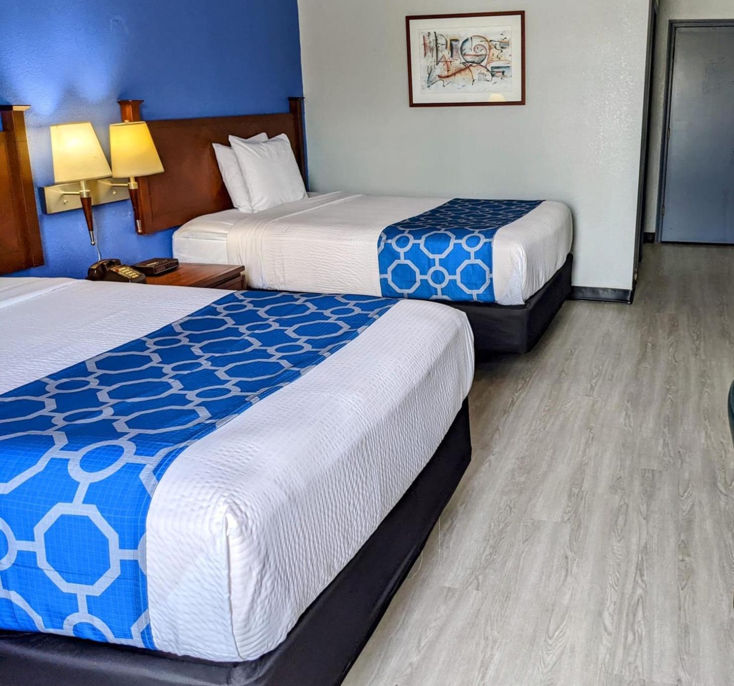 Queen Room with Two Queen Beds - Non-Smoking - Photo 3