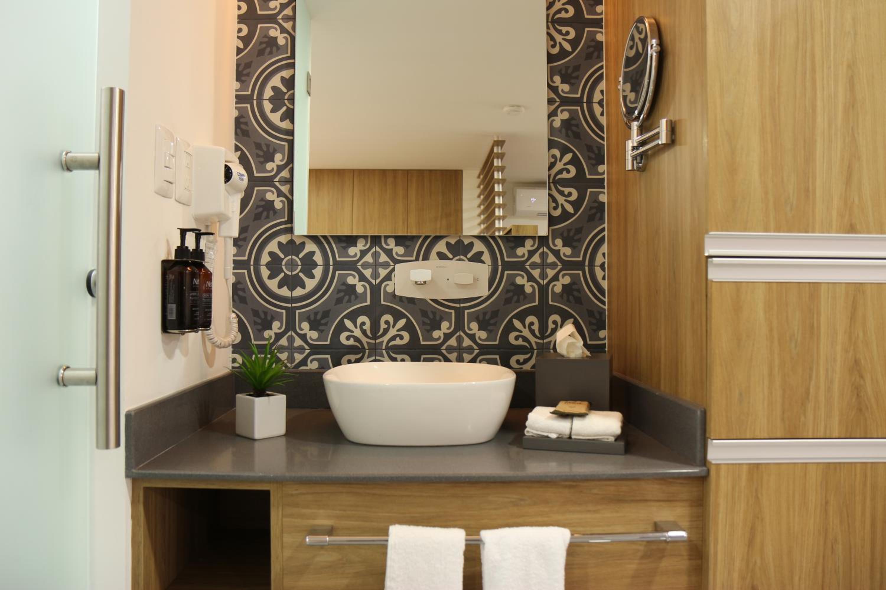 Suite - Photo 7