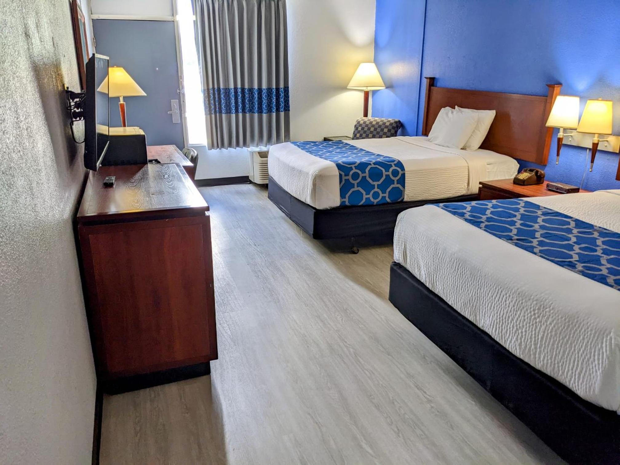 Double Room with Two Double Beds - Non-Smoking - Photo 3