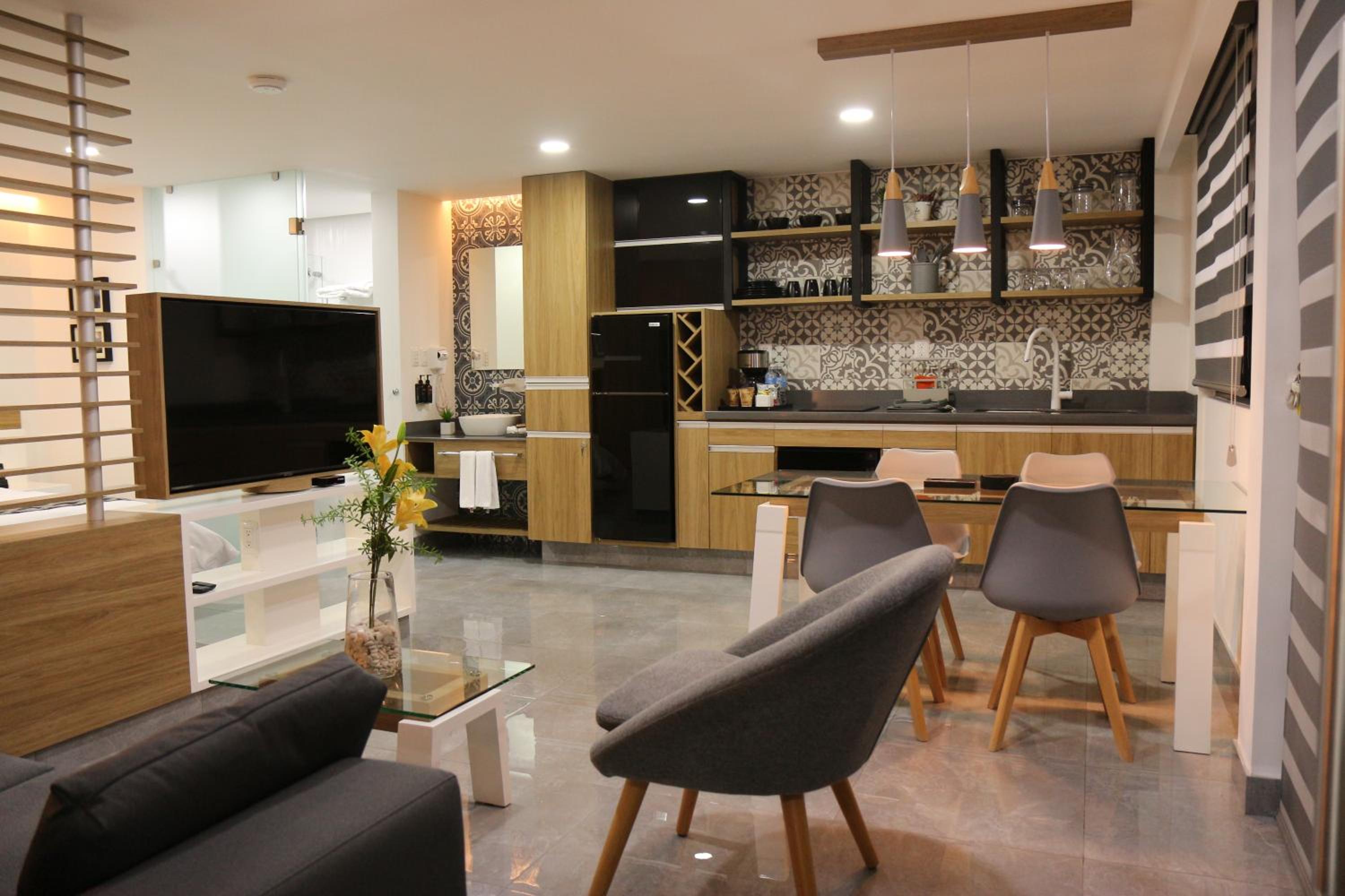 Suite - Photo 3