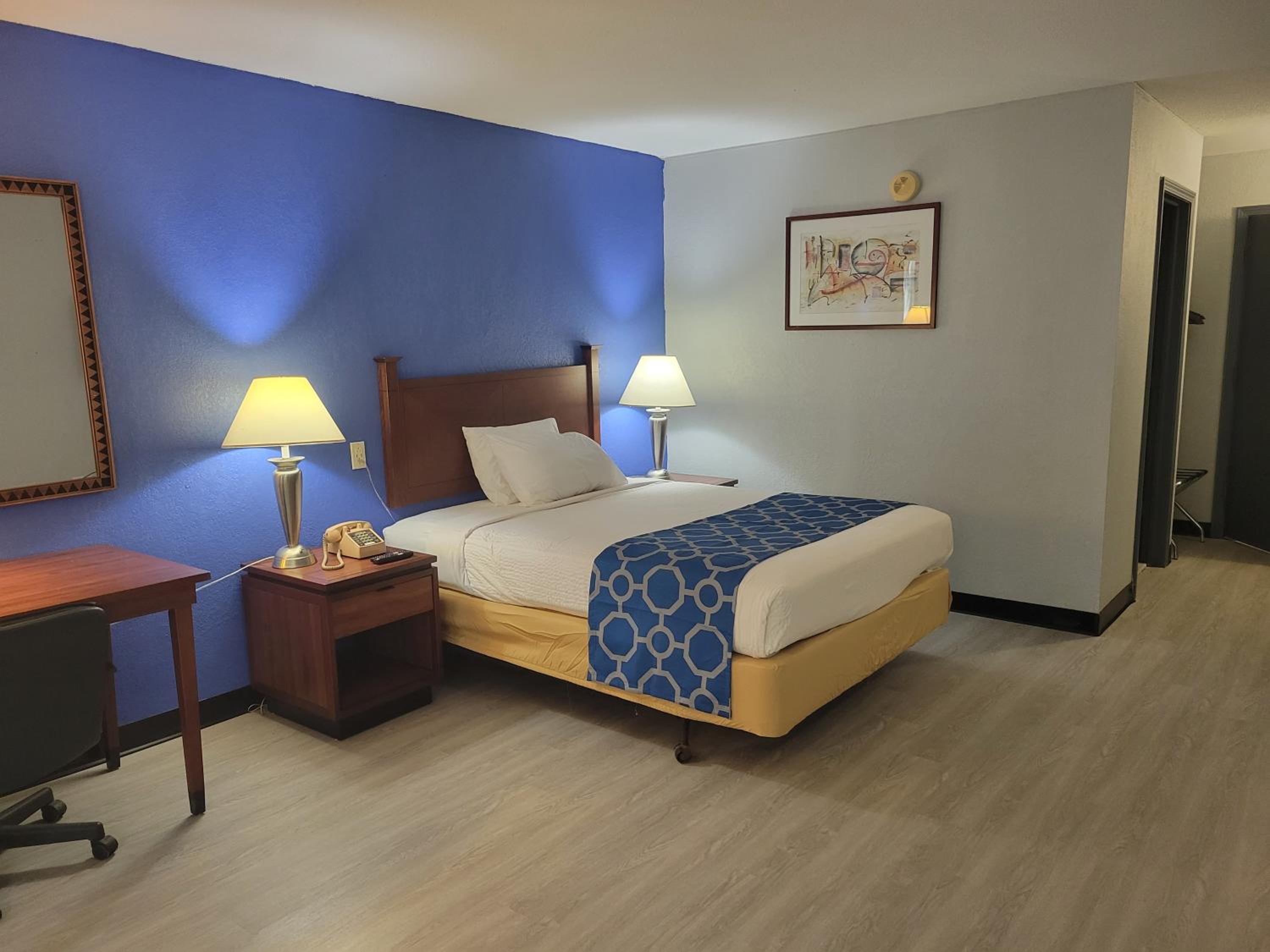 Deluxe Studio Suite with One King and One Queen Bed - Non-Smoking - Photo 5
