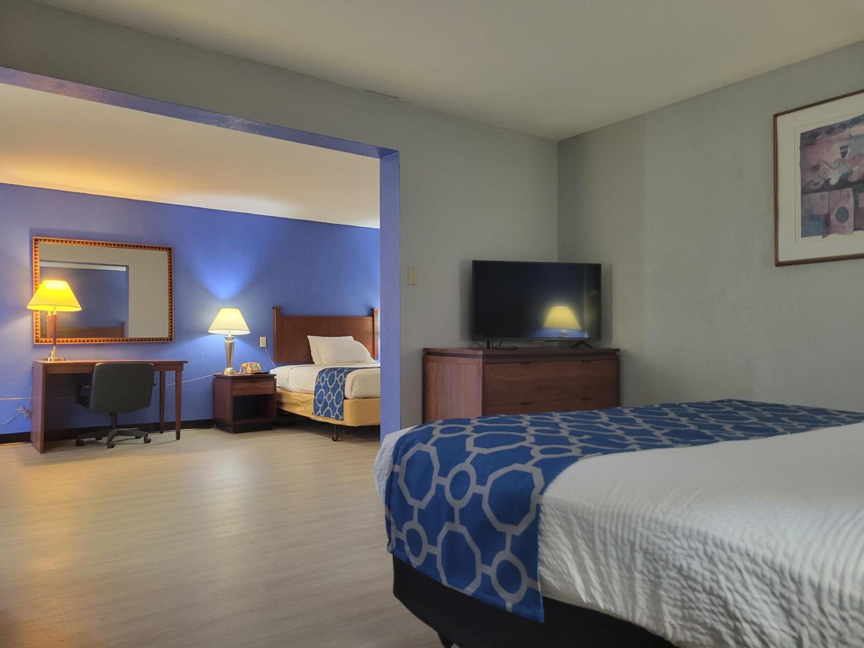 Deluxe Studio Suite with One King and One Queen Bed - Non-Smoking - Photo 3