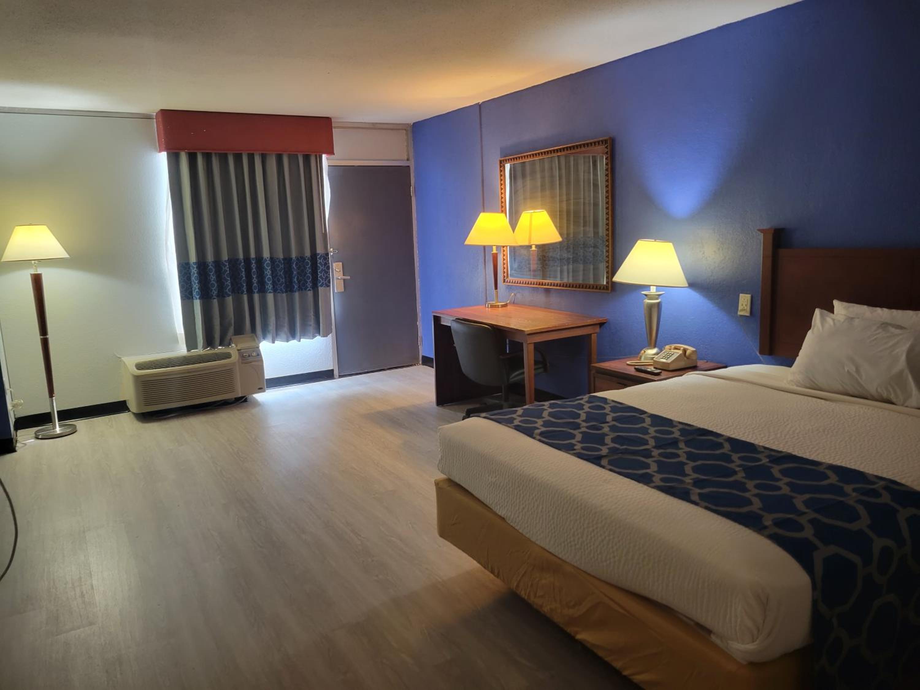 King Room - Non-Smoking - Photo 1