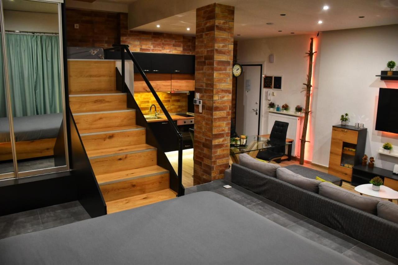 One-Bedroom Apartment - Photo 2