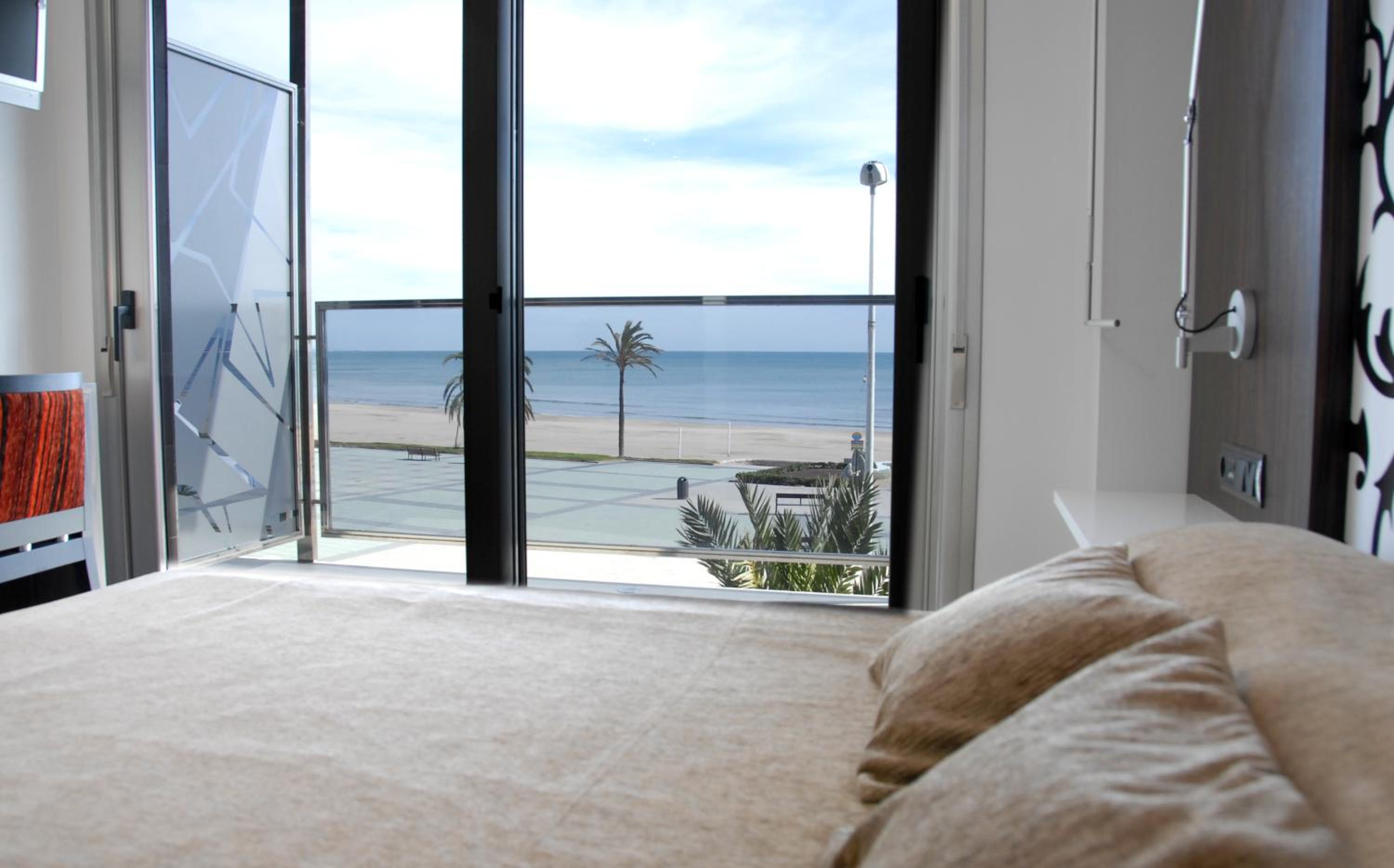 Double or Twin Room with Sea View - Photo 4