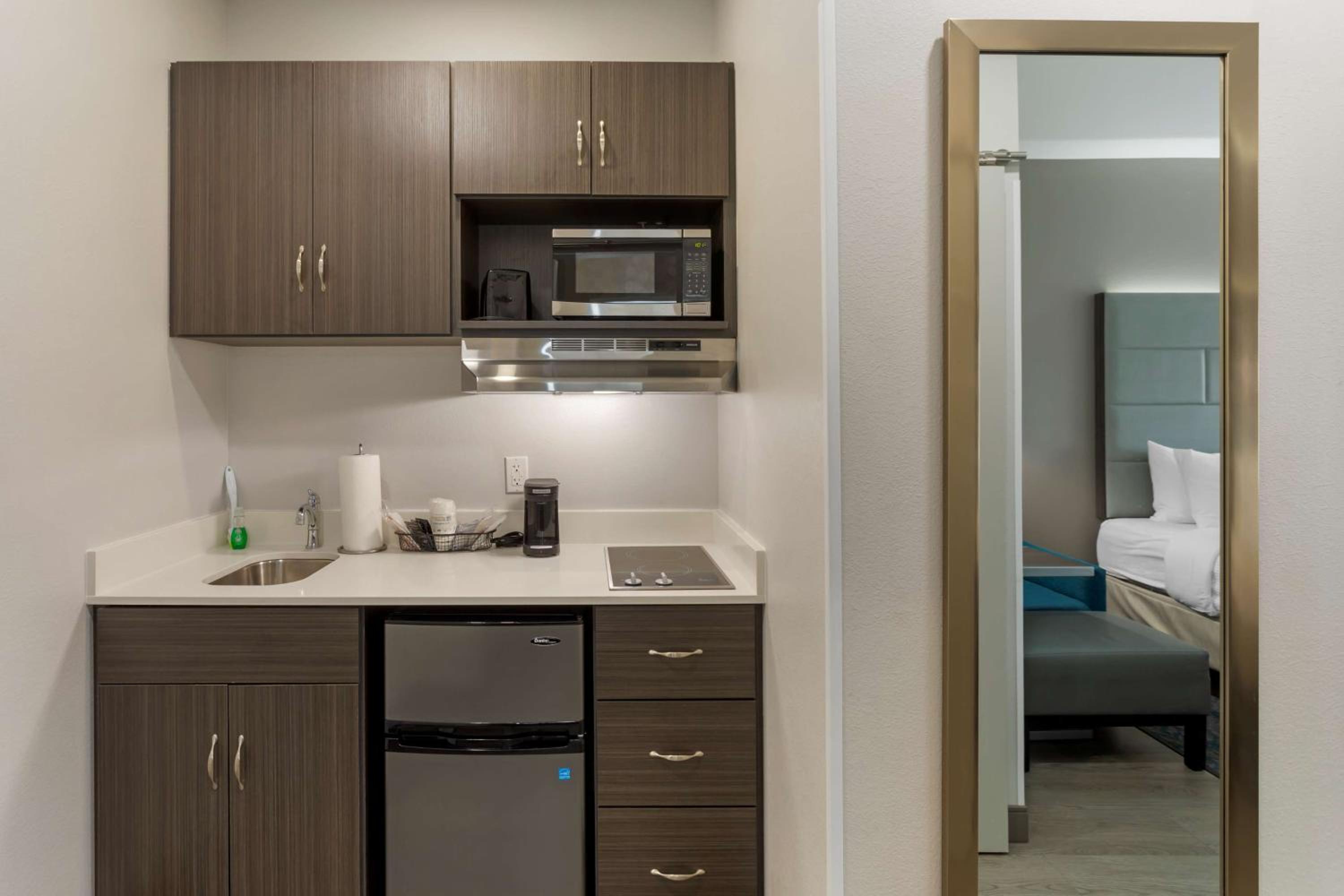 Suite with Larger Room and Kitchenette - Non-Smoking - Photo 4