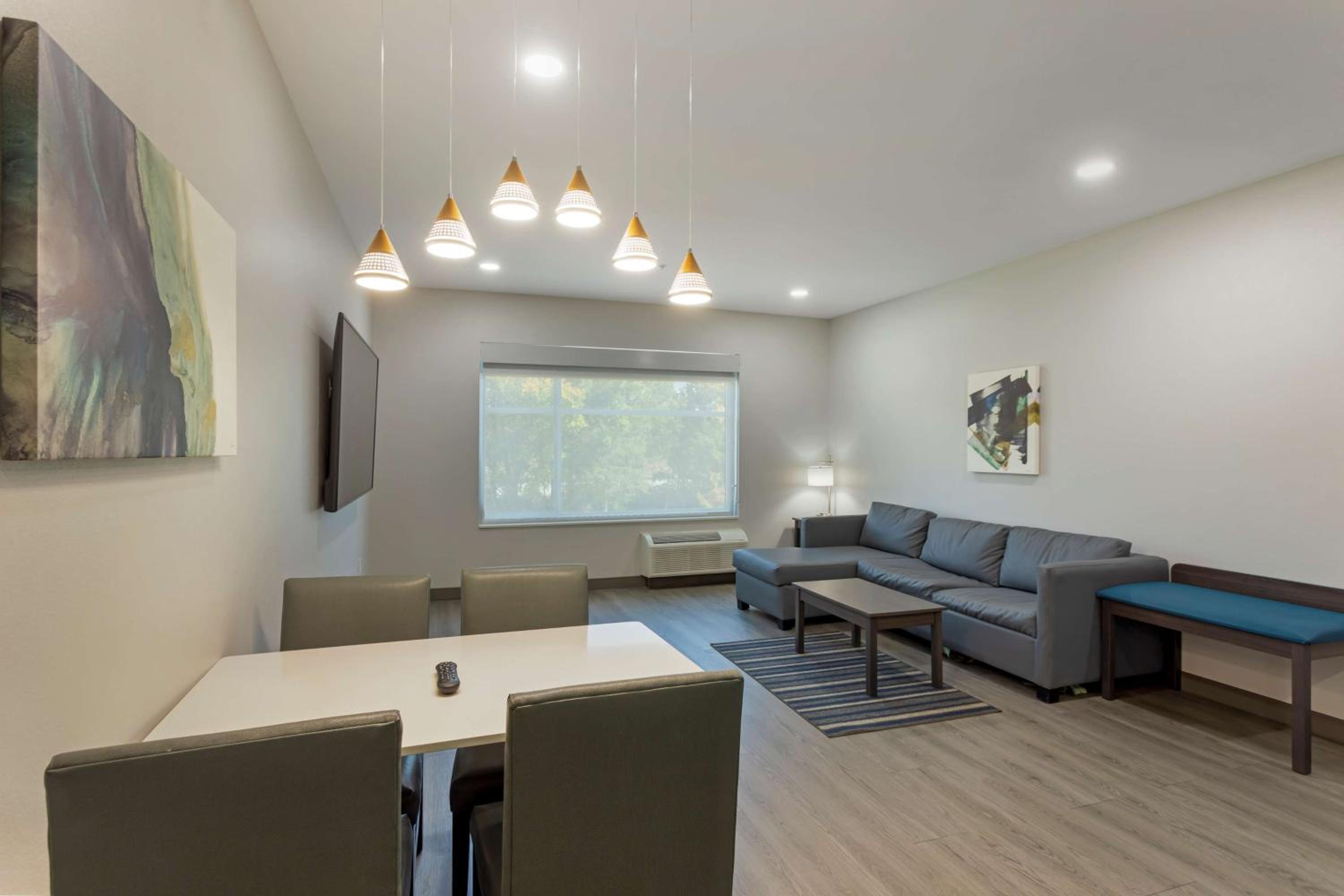 One-Bedroom Queen Apartment with Larger Room - Non-Smoking  photo 3
