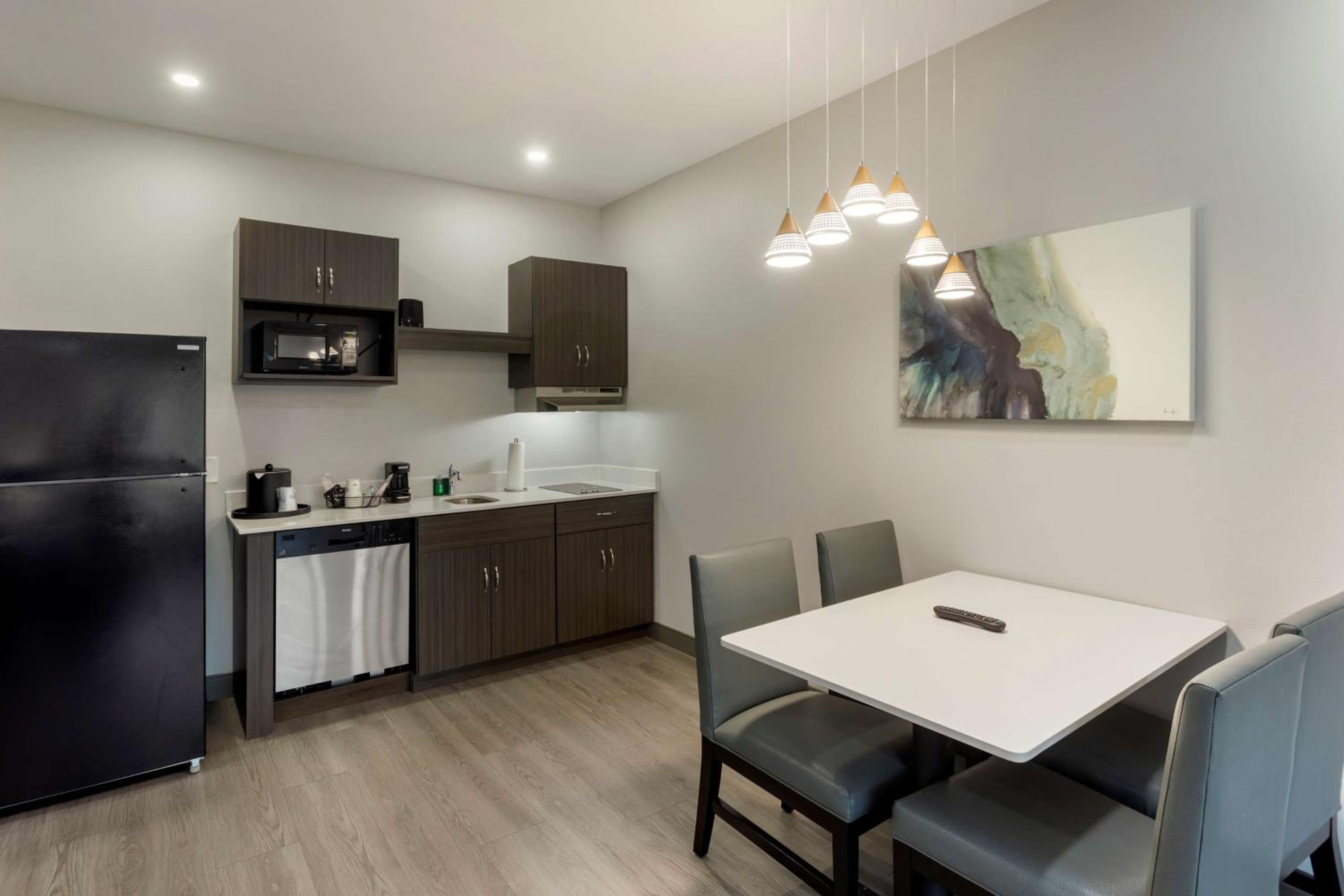 One-Bedroom Queen Apartment with Larger Room - Non-Smoking  photo 2