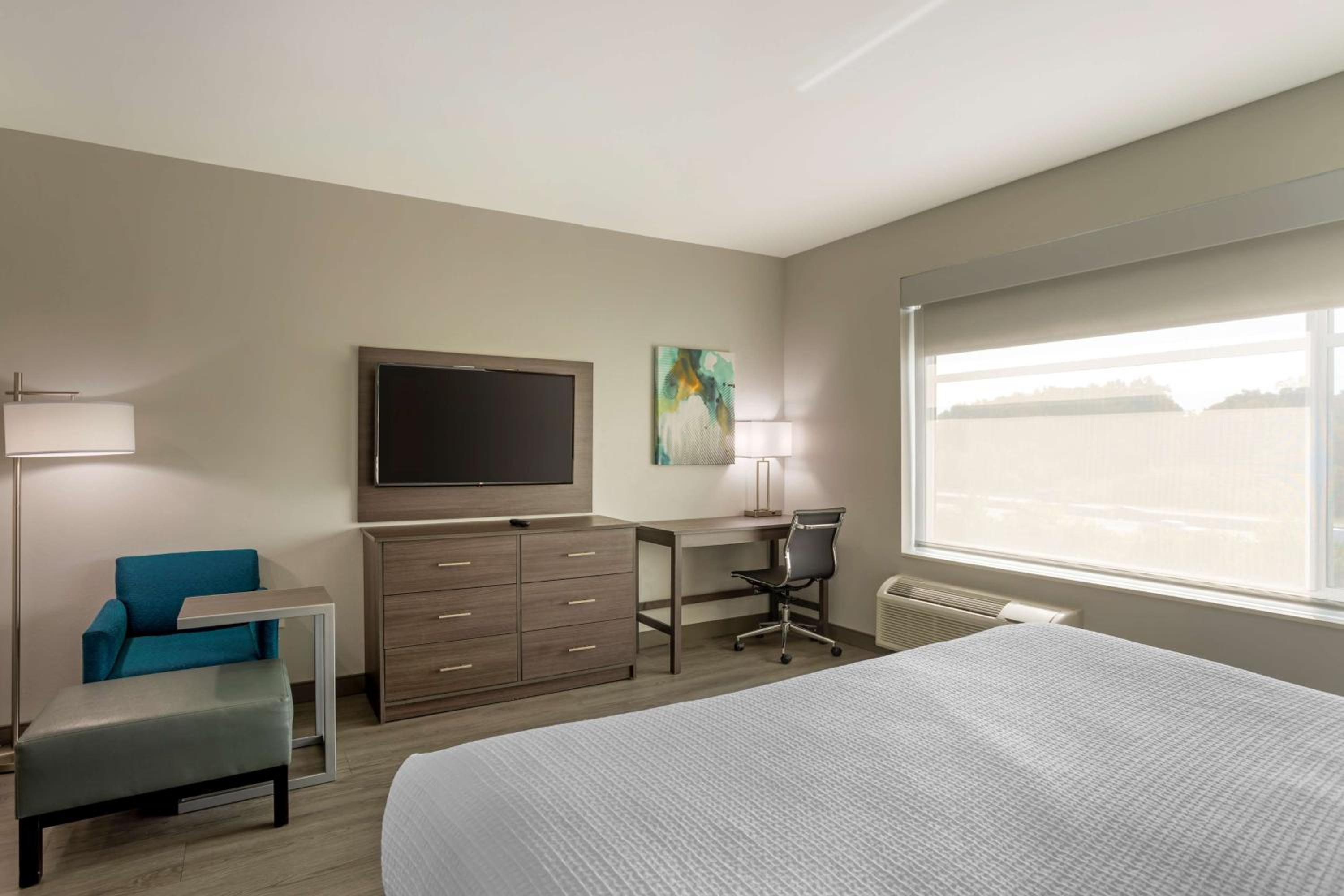 King Suite with Walk-In Shower and Kitchenette - Disability Access/Non-Smoking - Photo 2