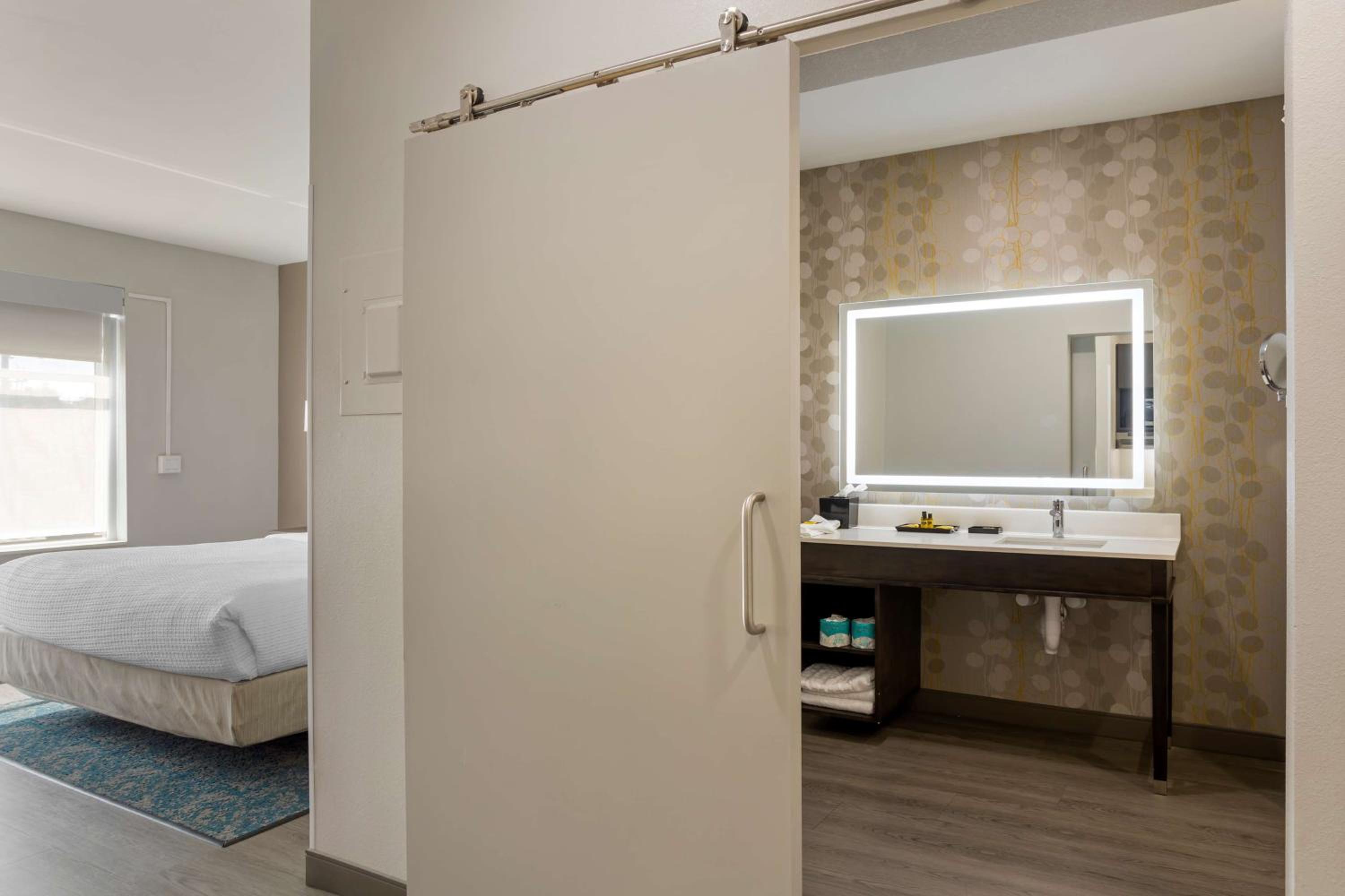 King Suite with Walk-In Shower and Kitchenette - Disability Access/Non-Smoking - Photo 3
