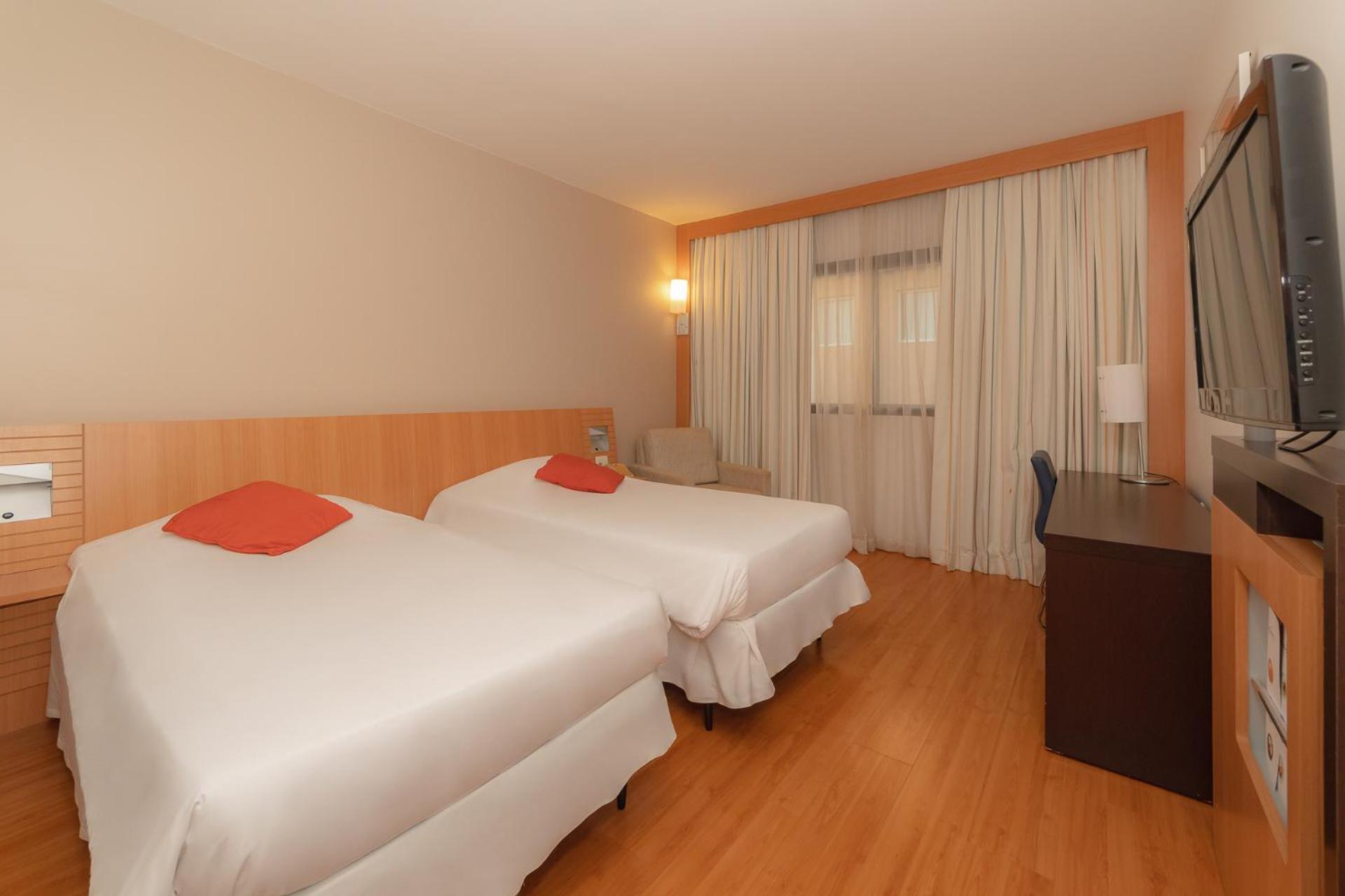 Superior Room with 2 Single Beds - Photo 4