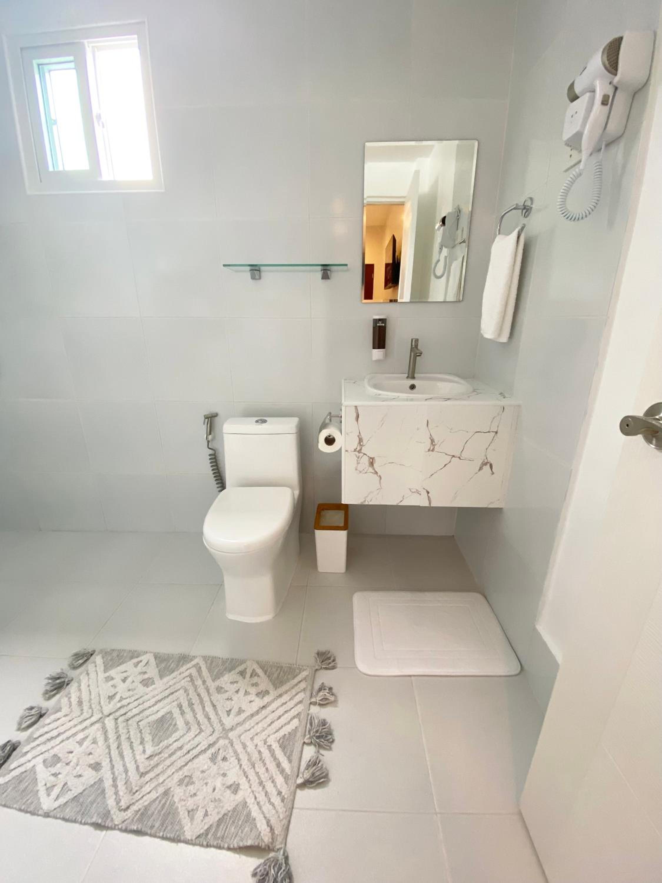 Deluxe Queen Suite - Photo 9