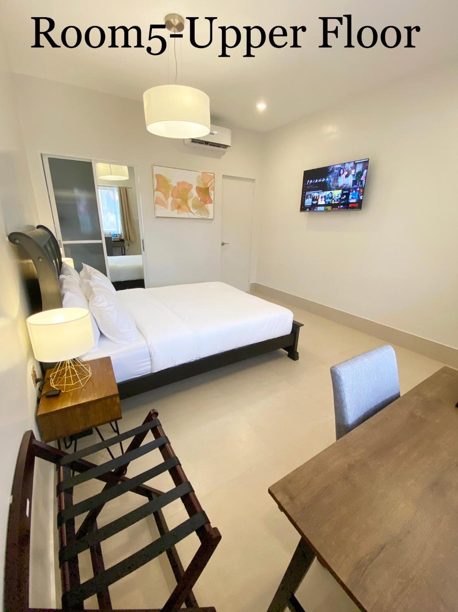 Deluxe Queen Suite - Photo 3
