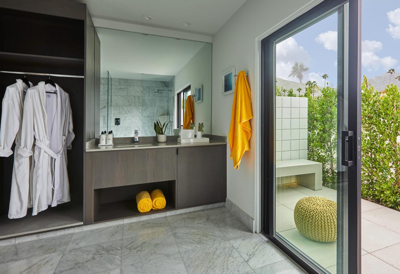 Deluxe King Room with Patio - Photo 4