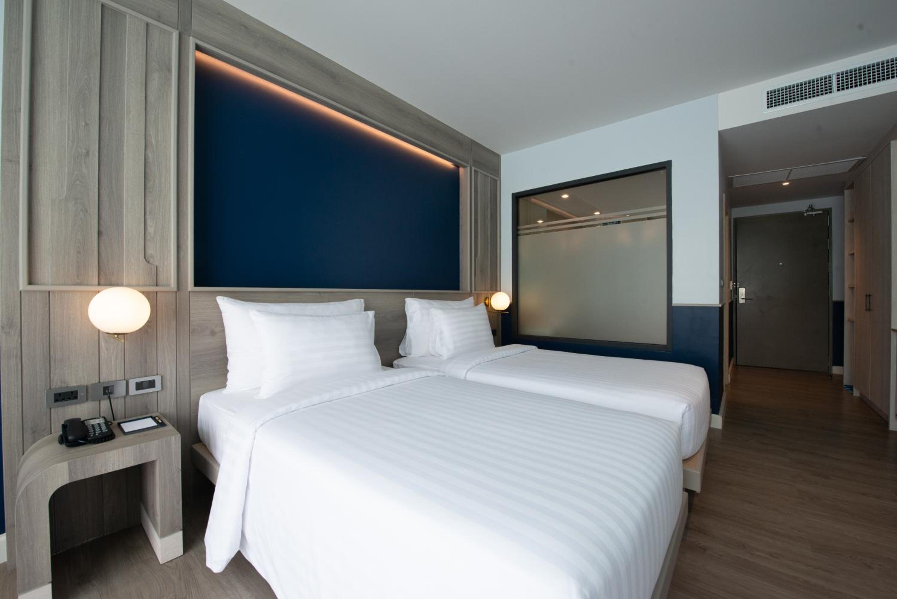 Deluxe Double or Twin Room with Pool View - Photo 10