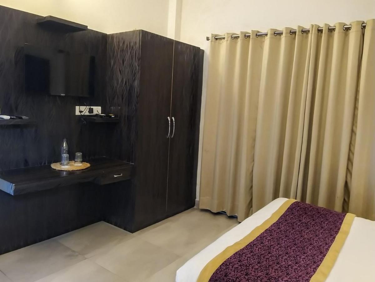 Deluxe Double Room (2 Adults + 1 Child) photo 2