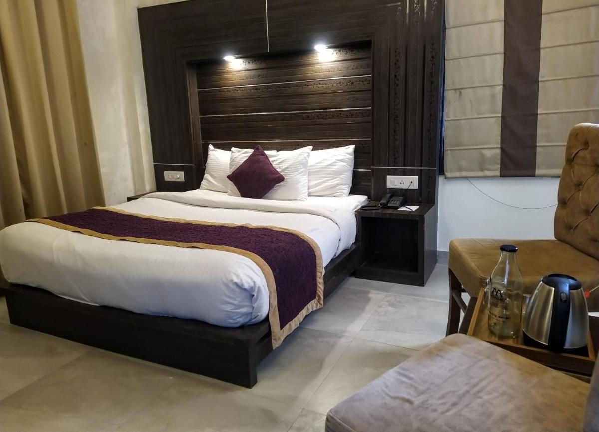 Deluxe Double Room (2 Adults + 1 Child) photo 3
