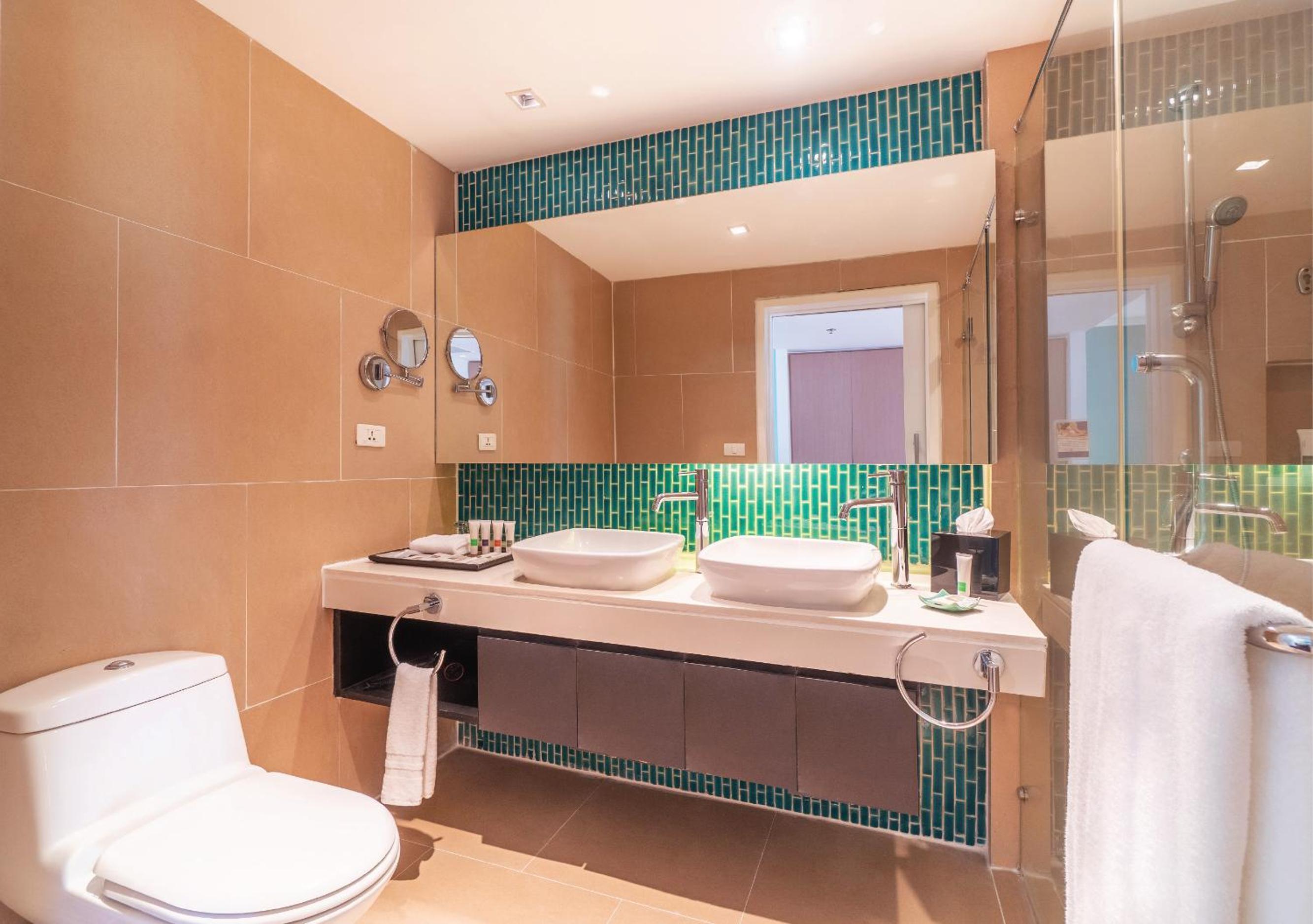 Three-Bedroom Premium Suite - Photo 3