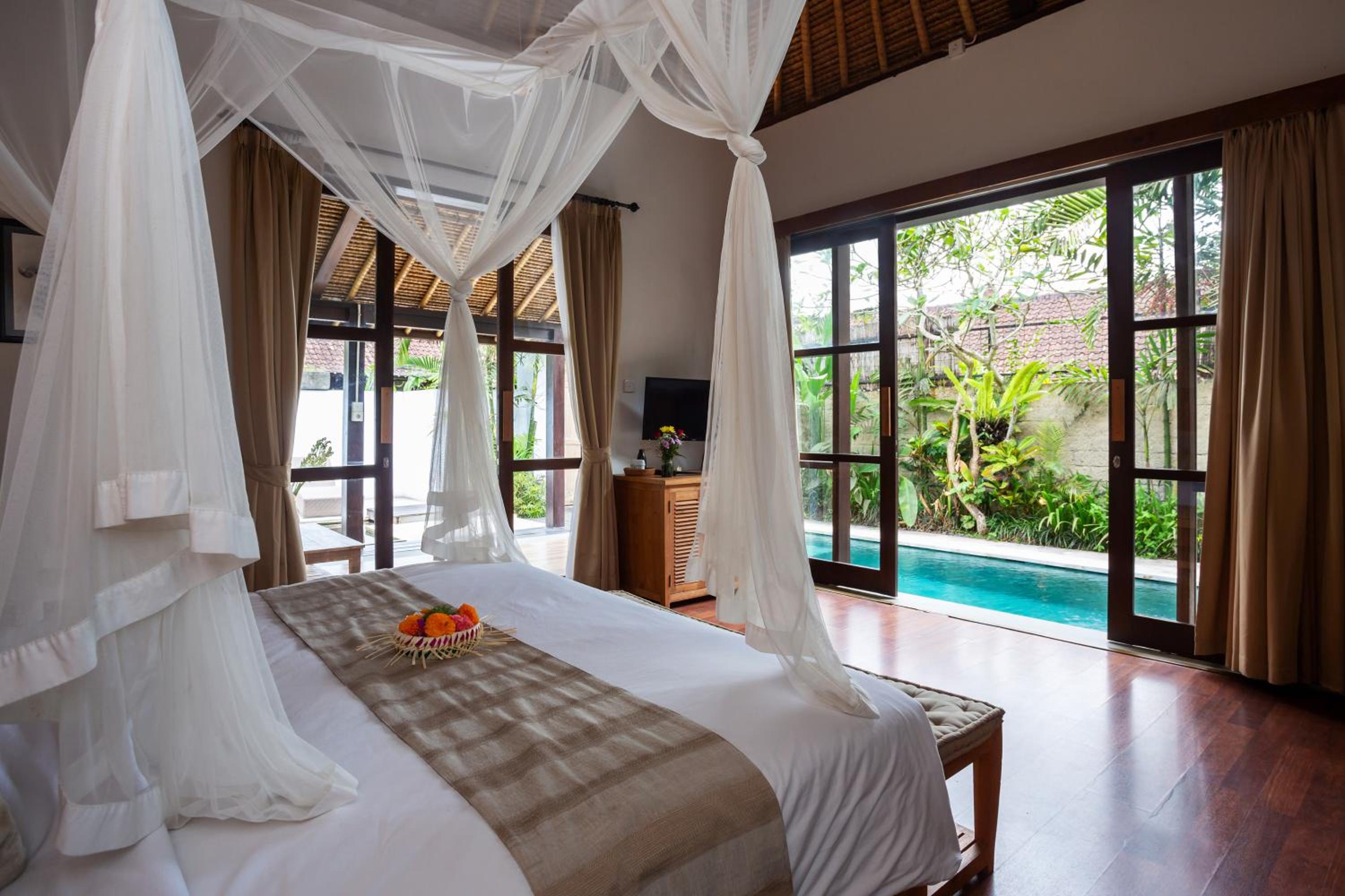 Villa with Private Pool - Photo 2