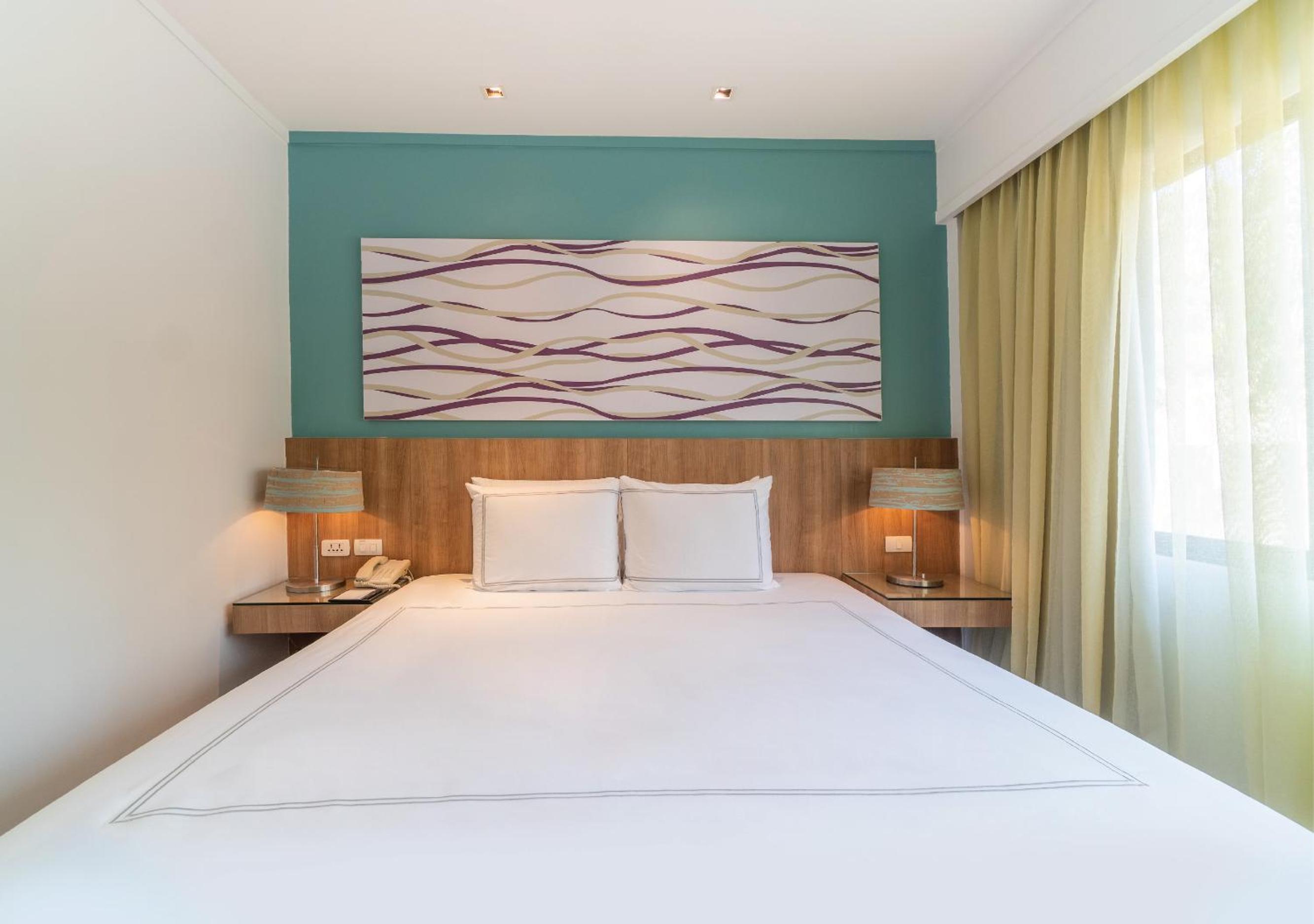 One-Bedroom Suite with Terrace and Pool View - Photo 2