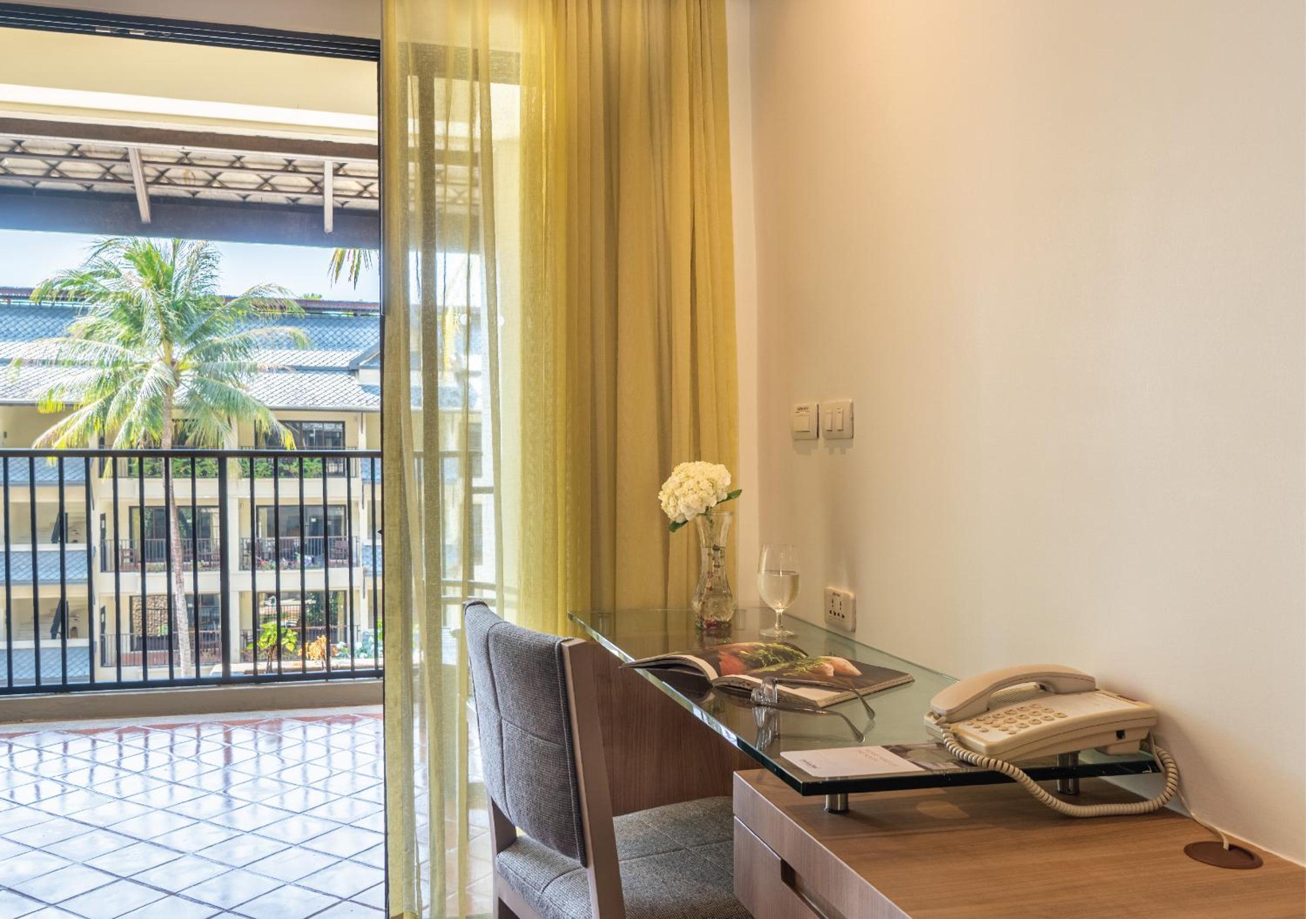 One-Bedroom Suite with Terrace and Pool View - Photo 4