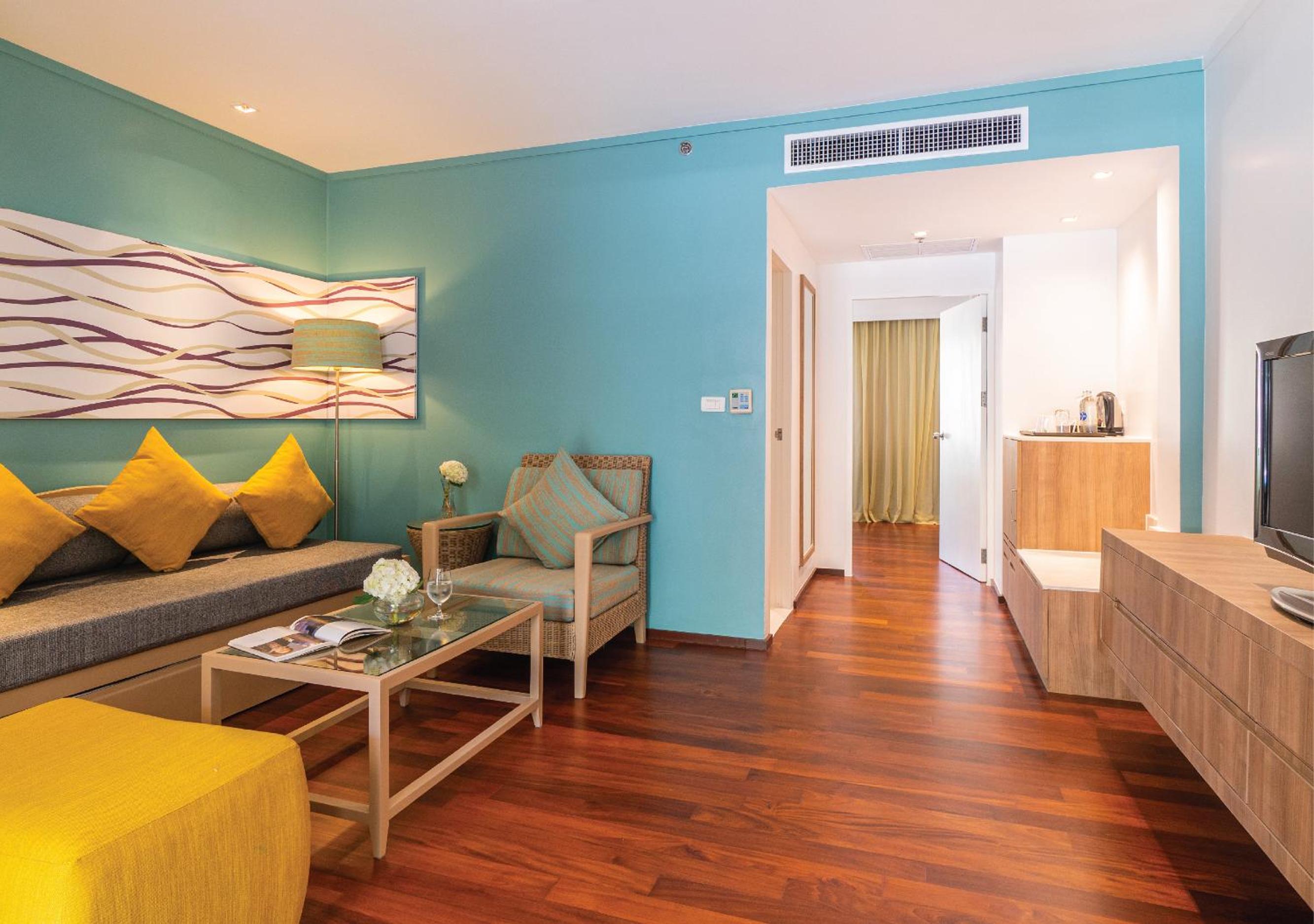 One-Bedroom Suite with Terrace and Pool View - Photo 3