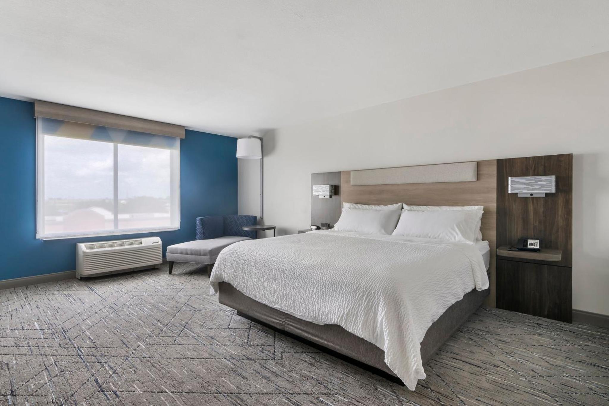 Standard King Room - Photo 18