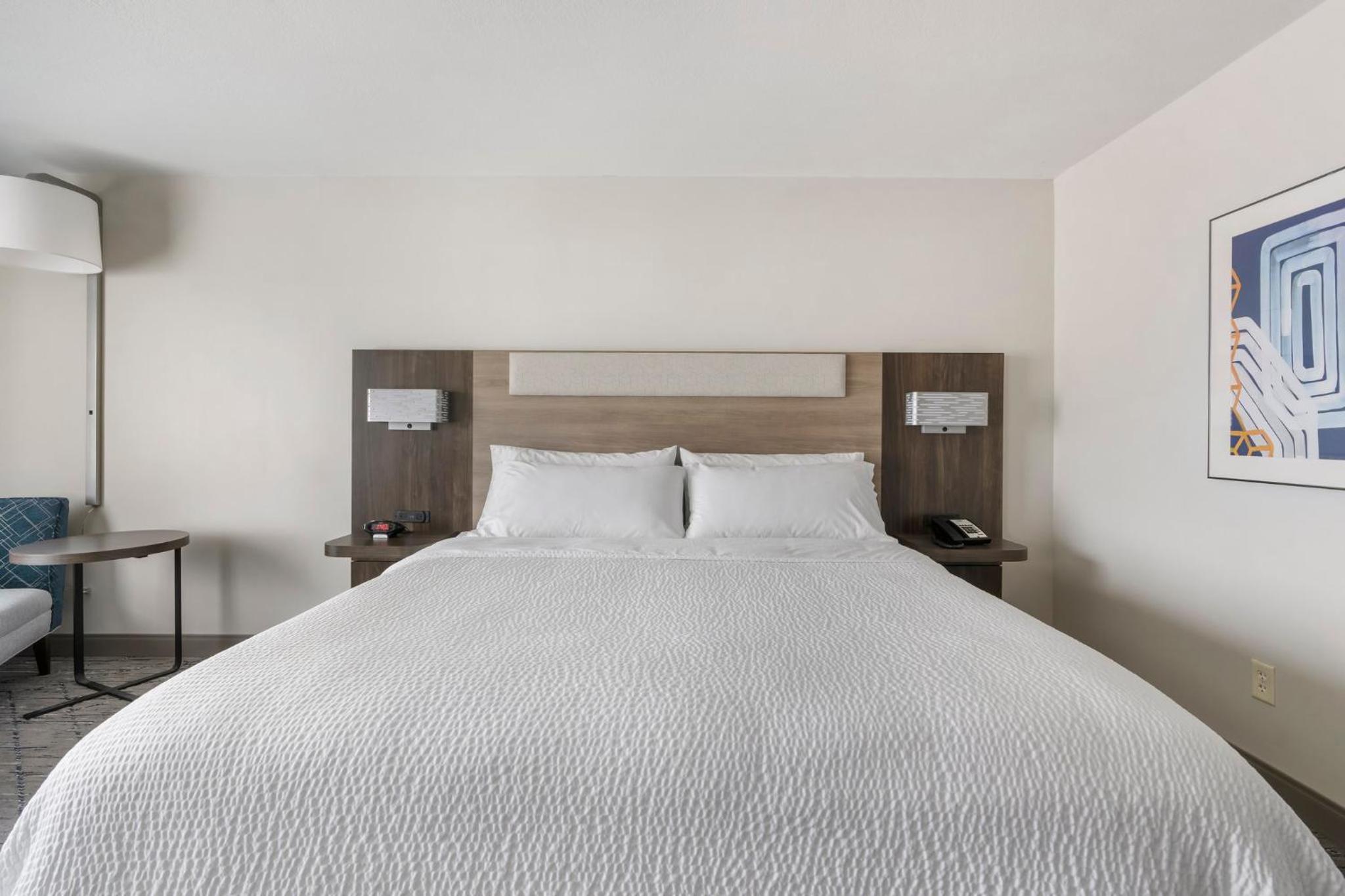 Standard King Room - Photo 13