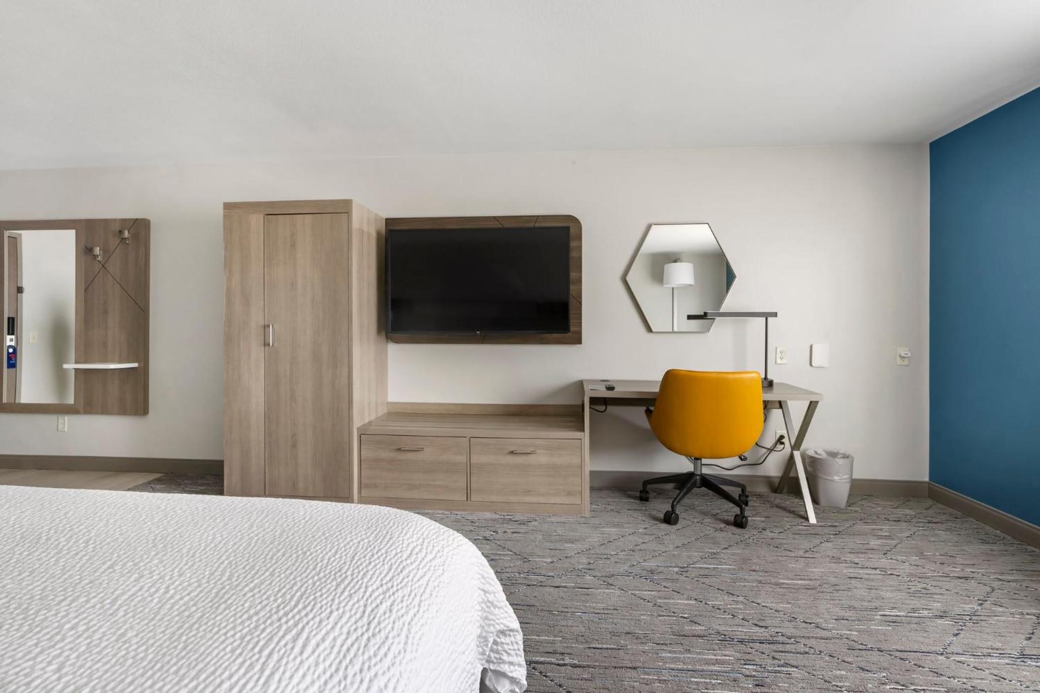 Standard King Room - Photo 11