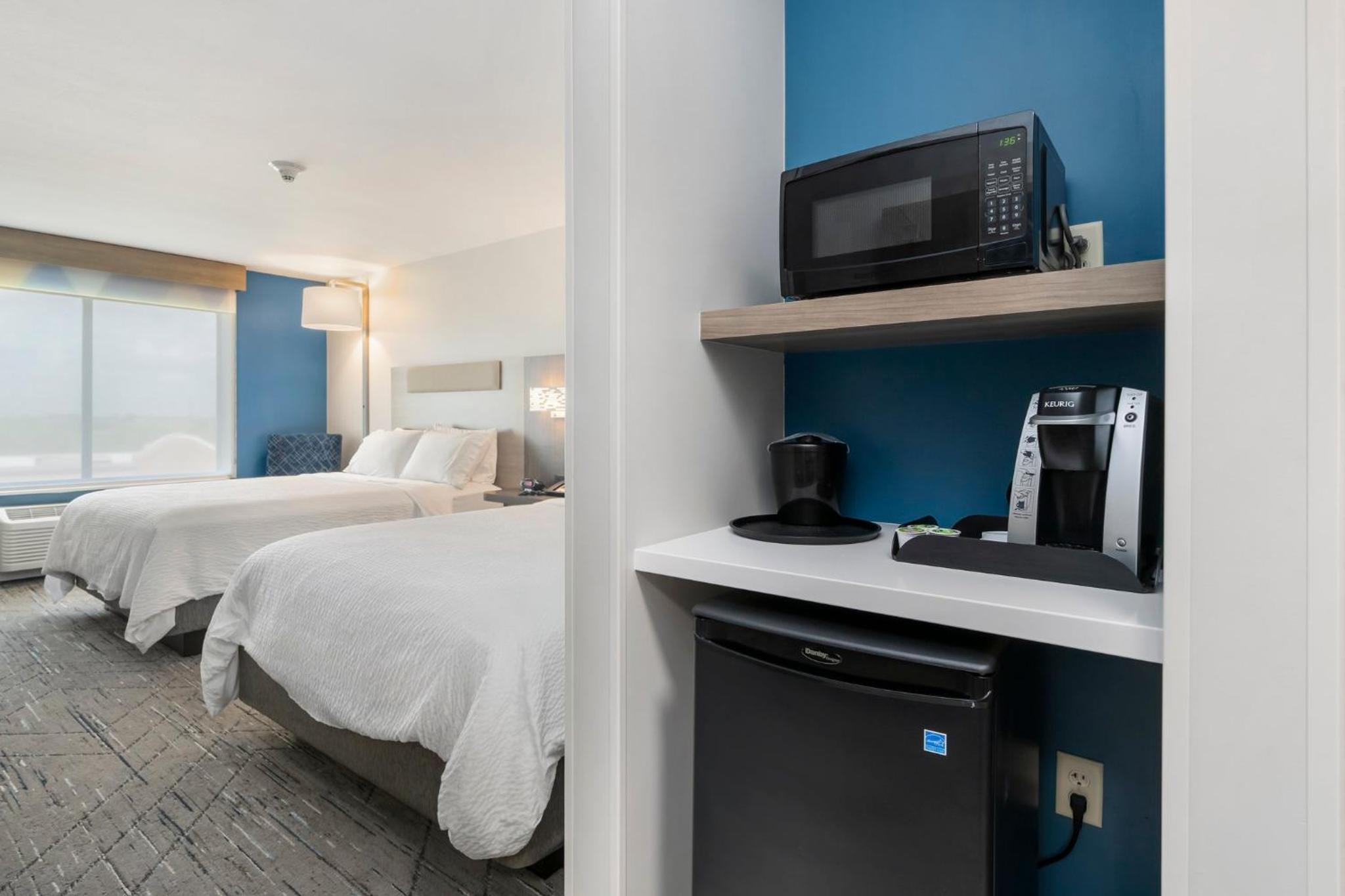 Standard Queen Room with Two Queen Beds - Photo 19