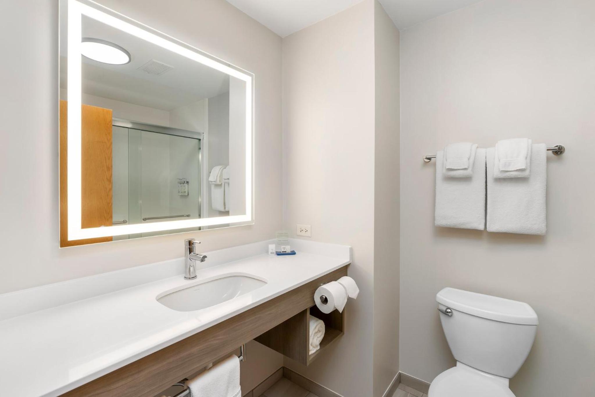 Standard King Room - Photo 12