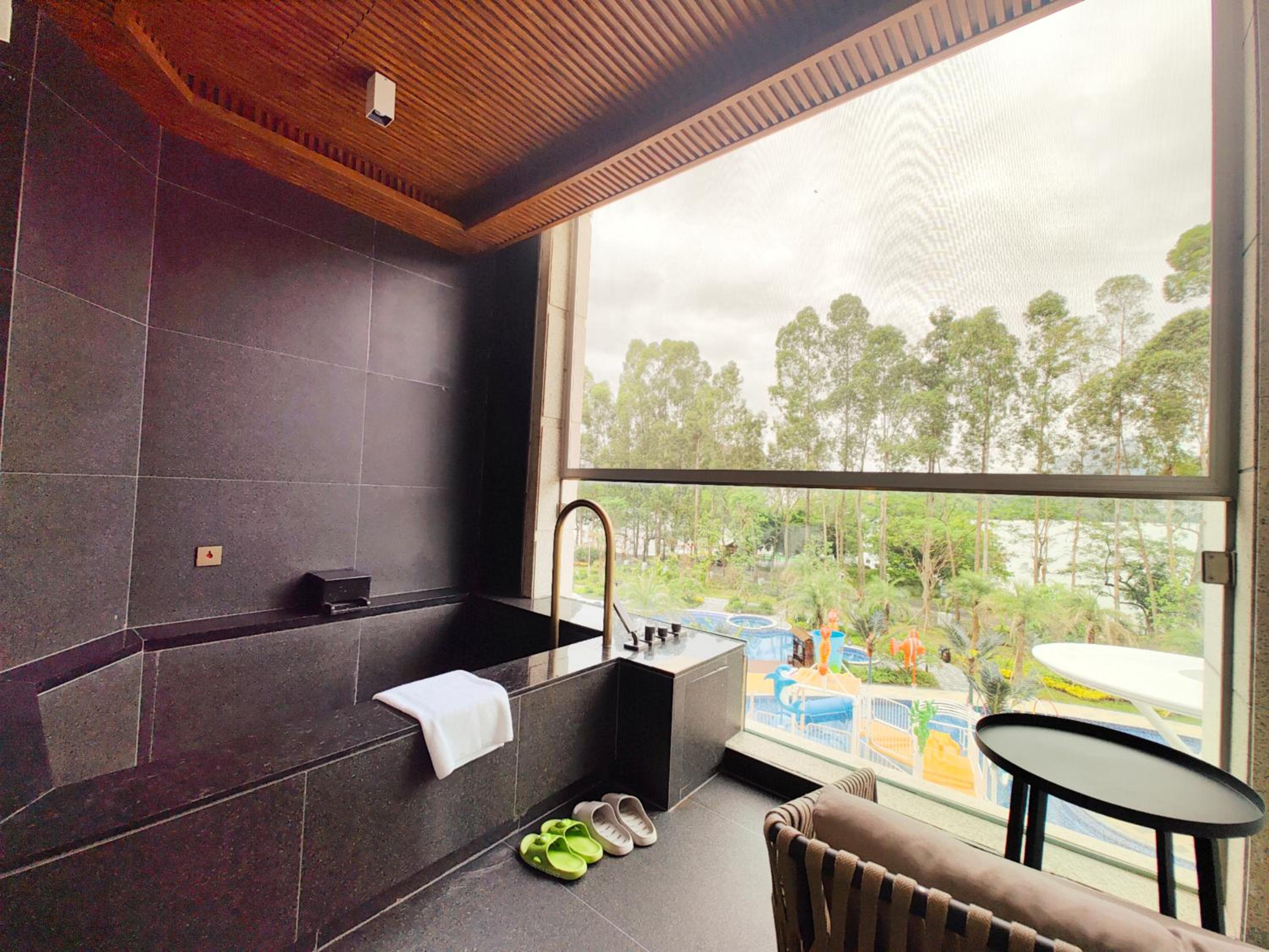 Executive Superior King Room with Hot Pool and Lake View - Photo 2