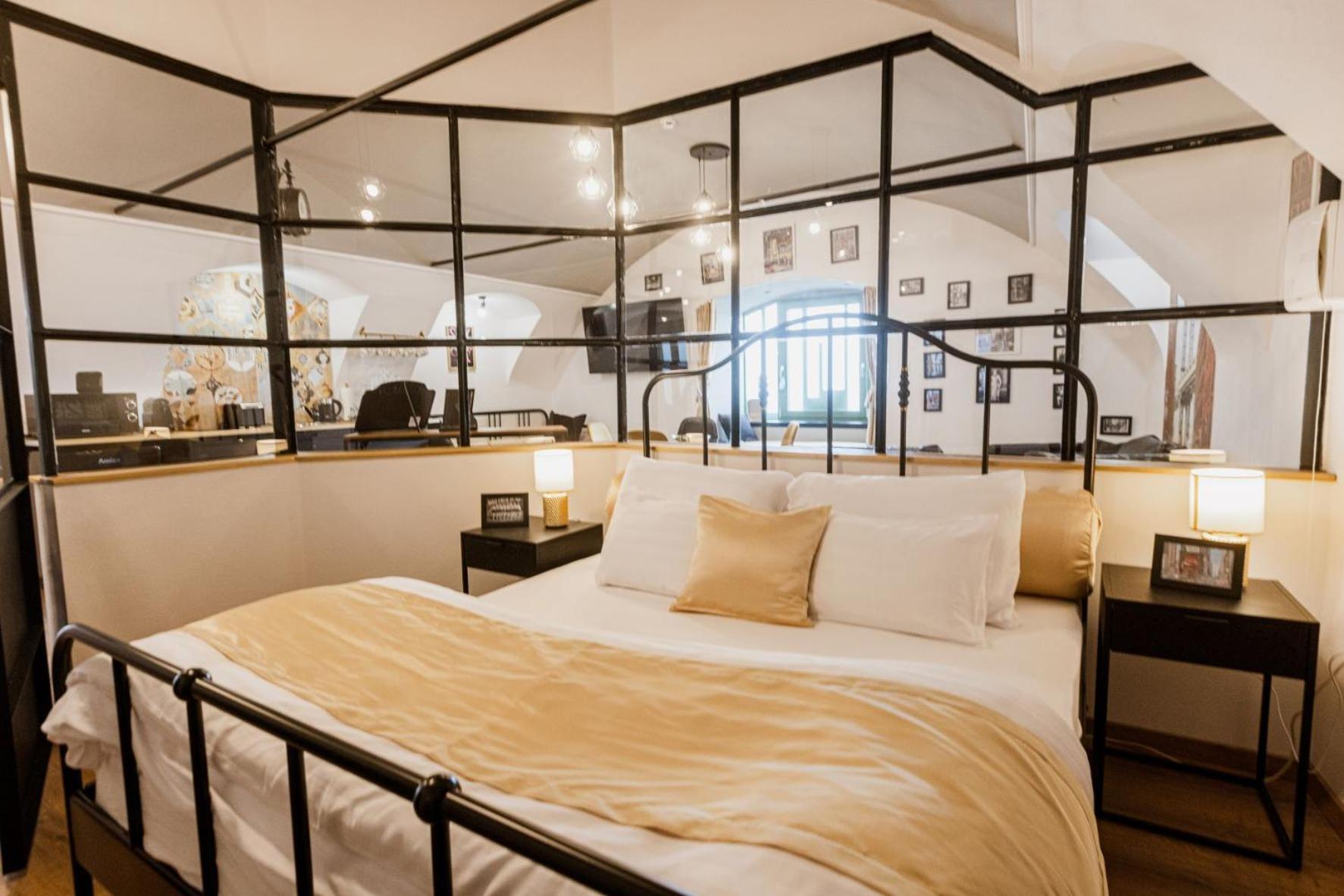 Deluxe Suite with Spa Bath - Photo 6