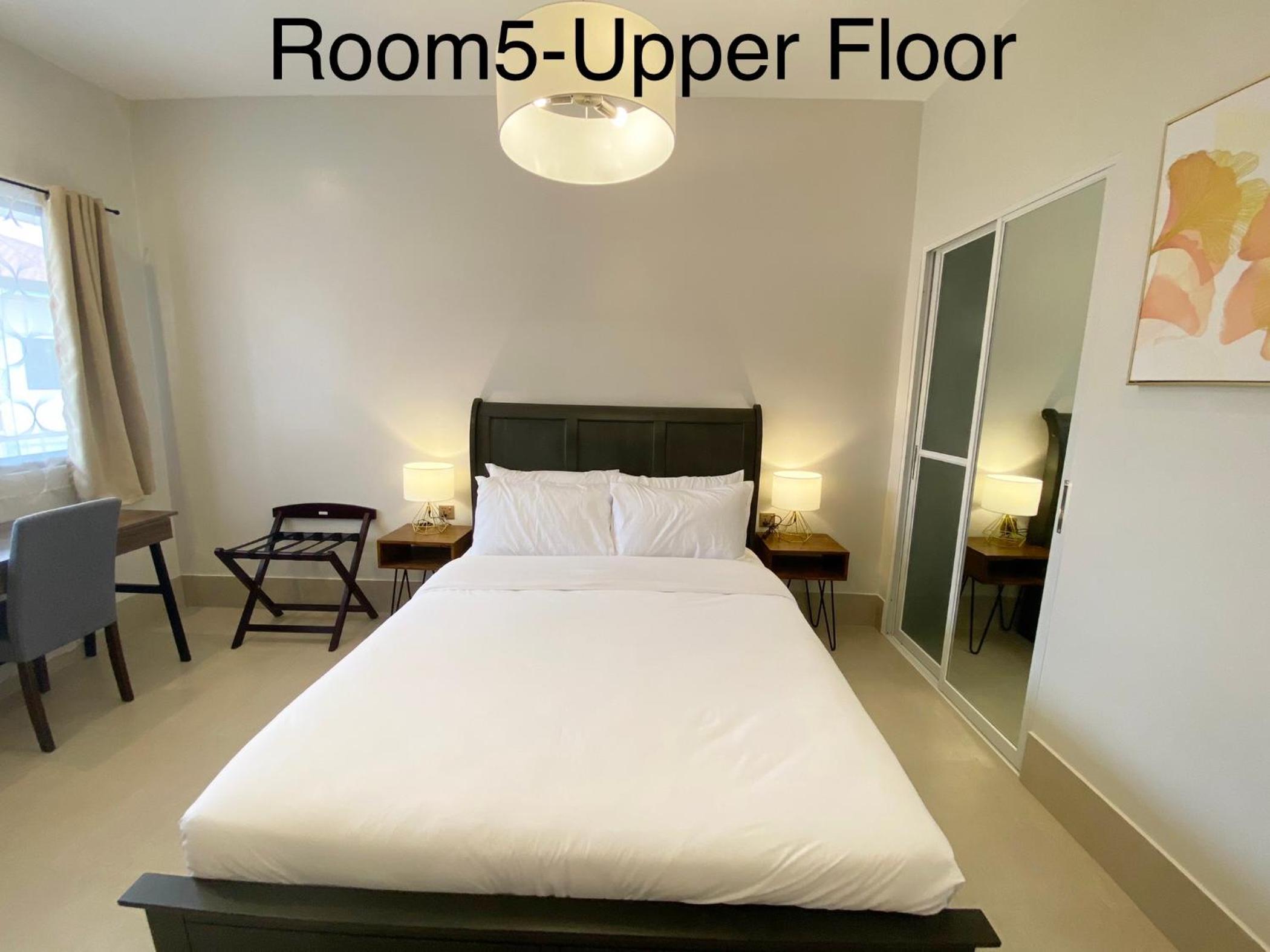 Deluxe Queen Suite - Photo 5