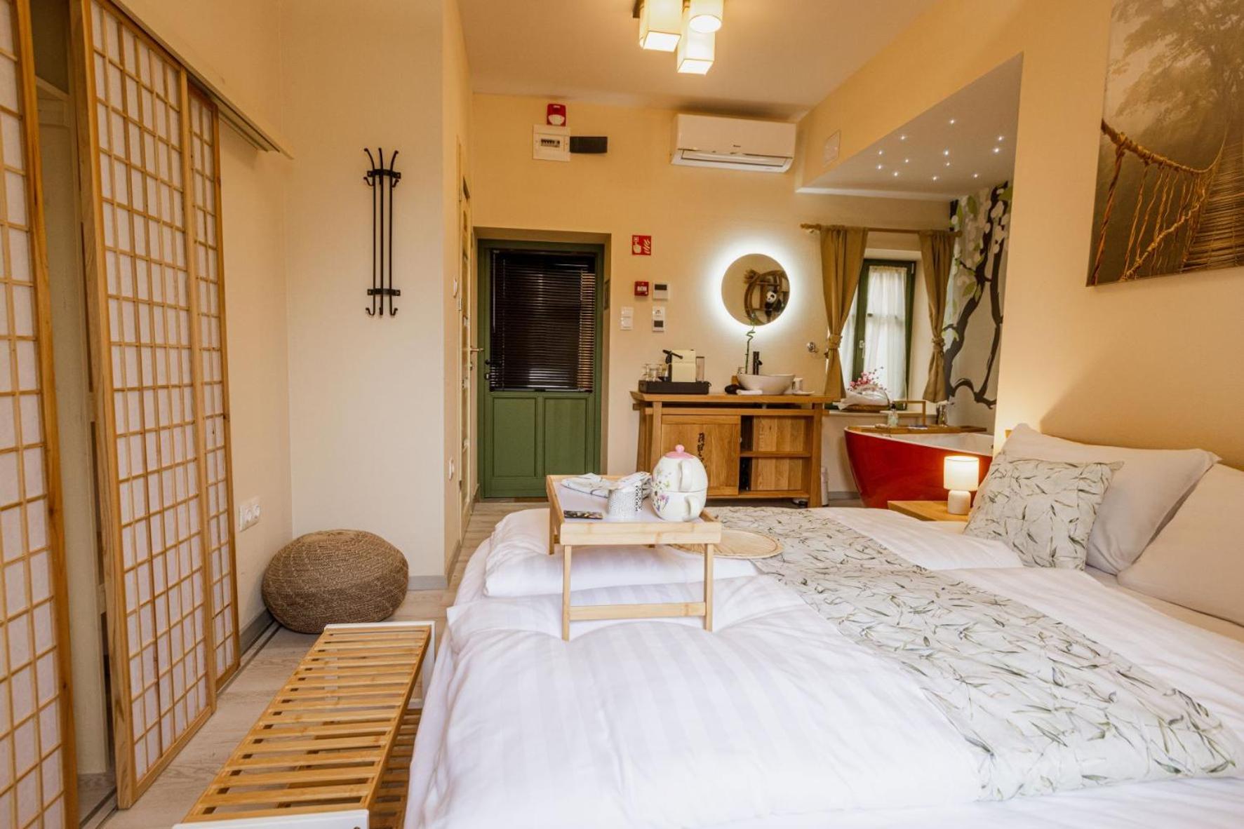 Deluxe Double Room with Bath - Photo 4