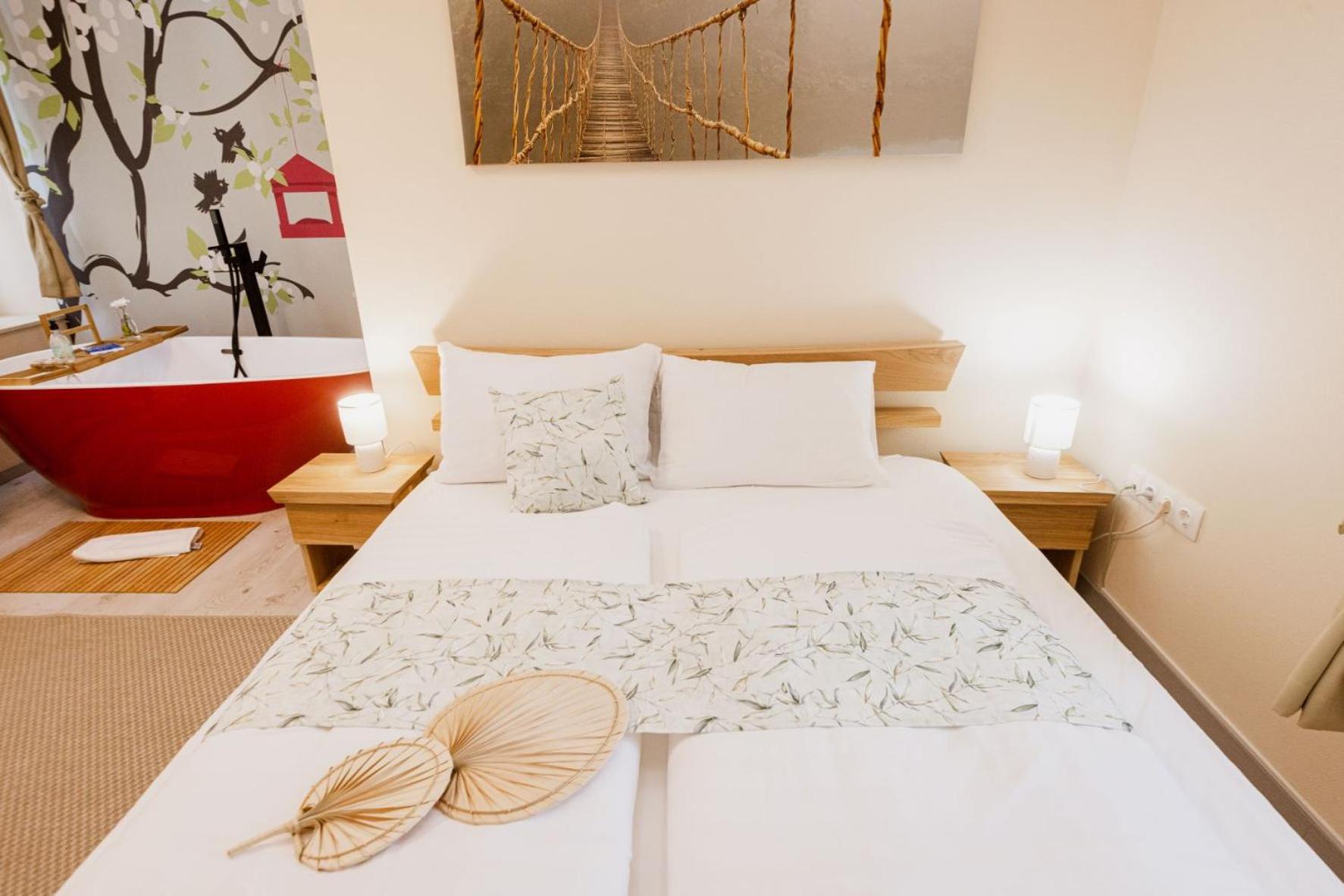 Deluxe Double Room with Bath - Photo 5