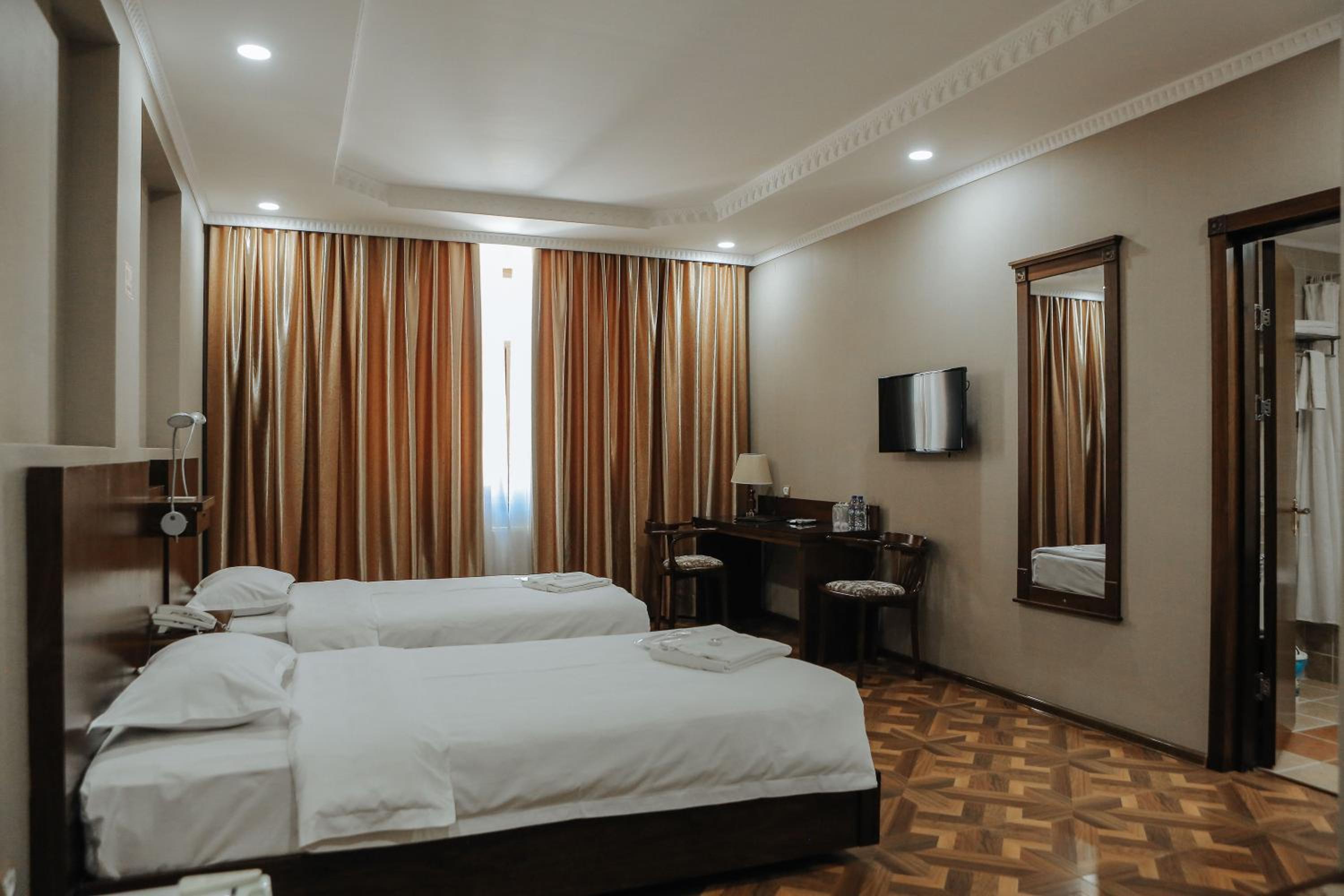 Deluxe Queen Room with Two Queen Beds photo 2
