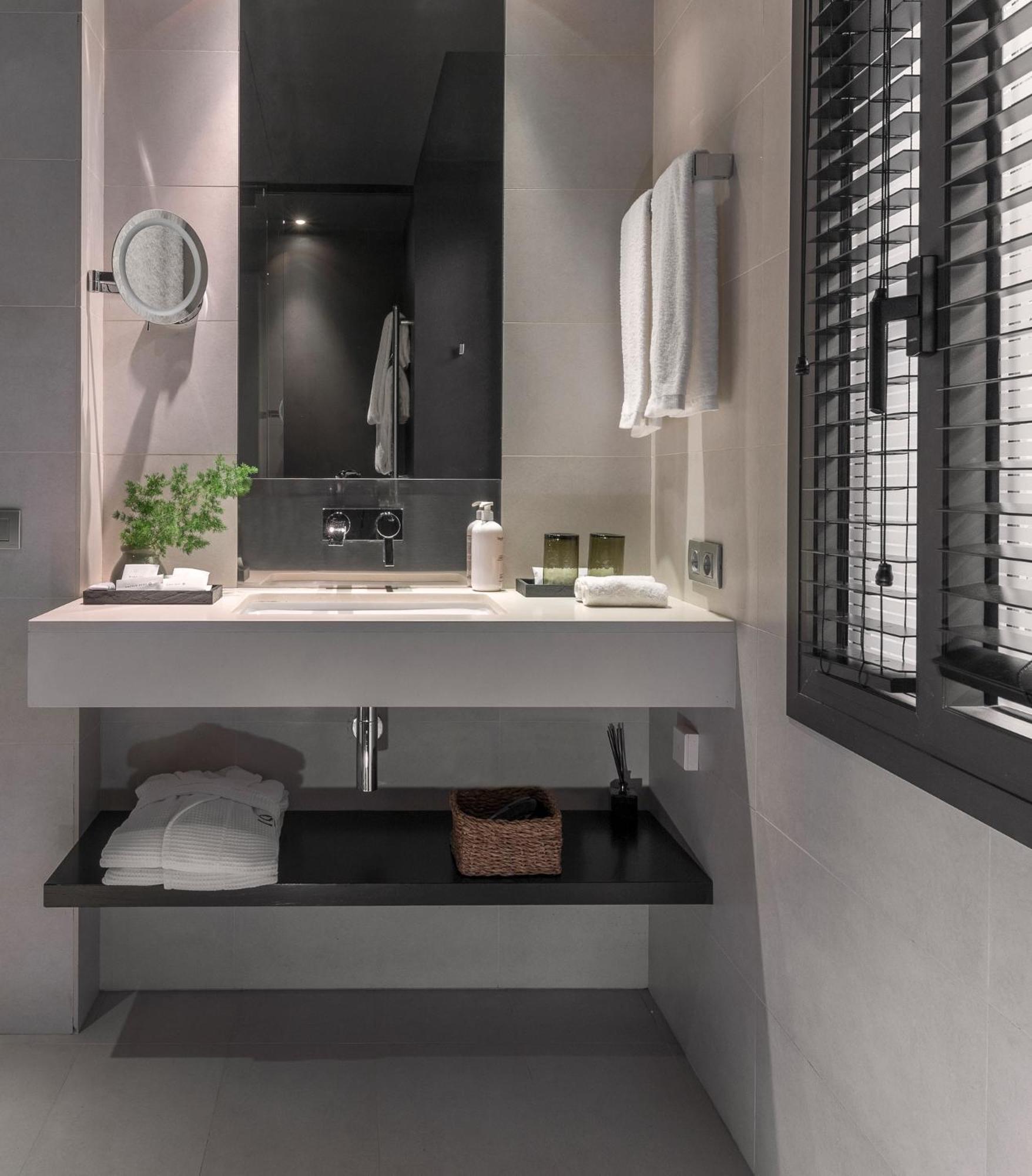 Double or Twin Room with Balcony thumbnail 5