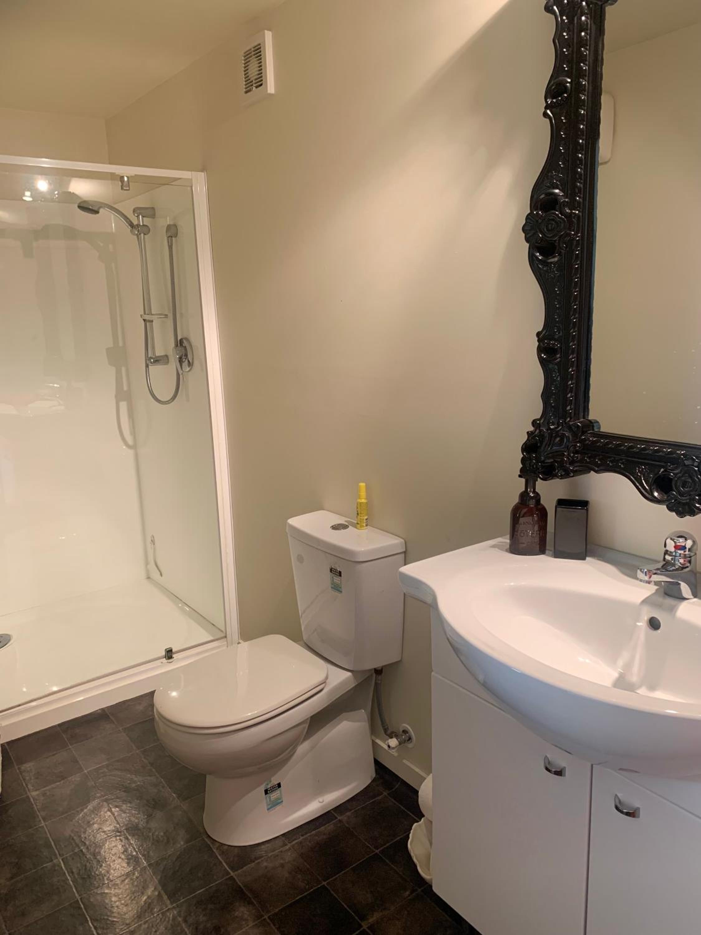 Double Room with Private Bathroom - Photo 2