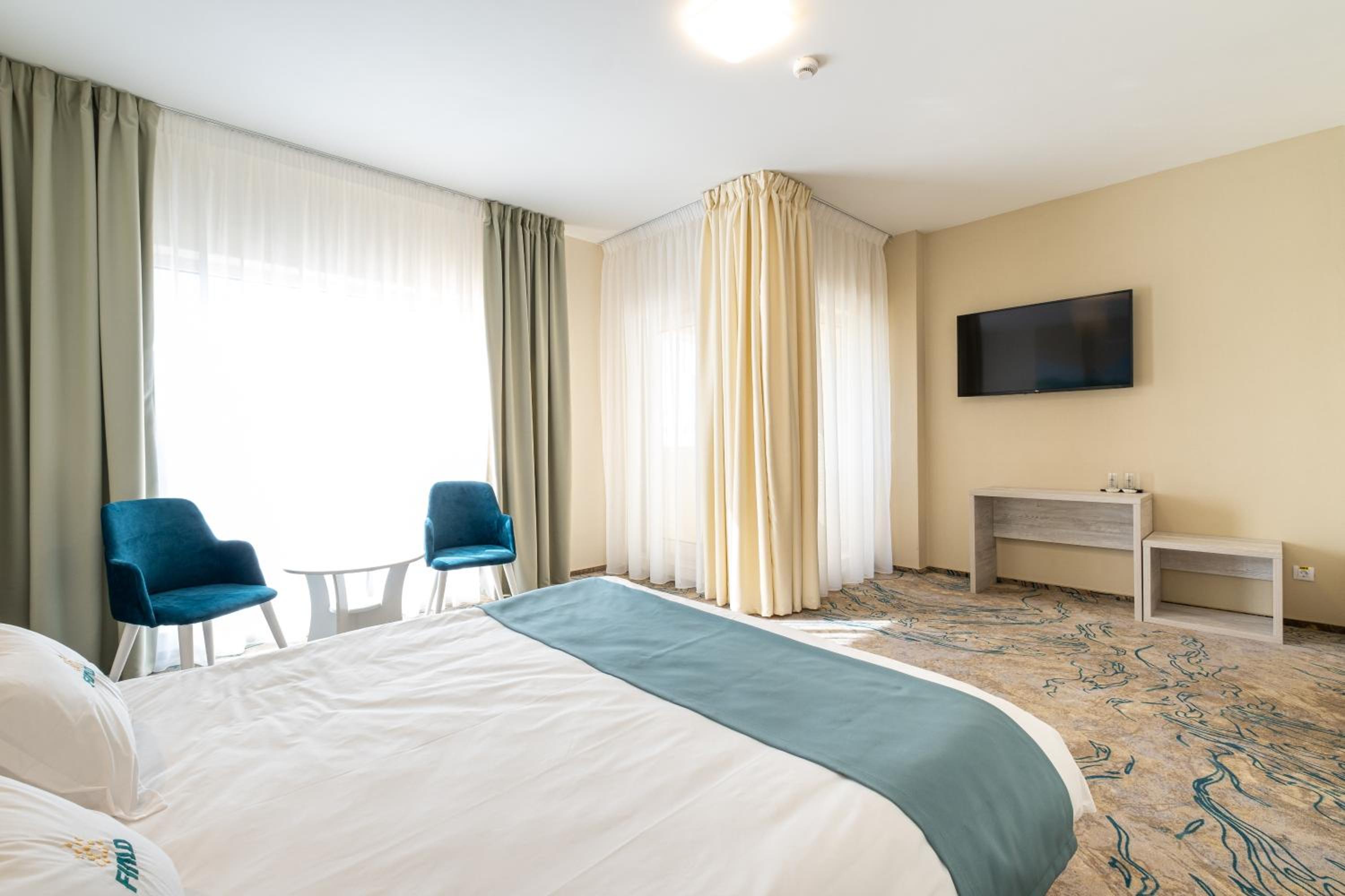 Standard King Room with Balcony and Spa Access - Photo 5