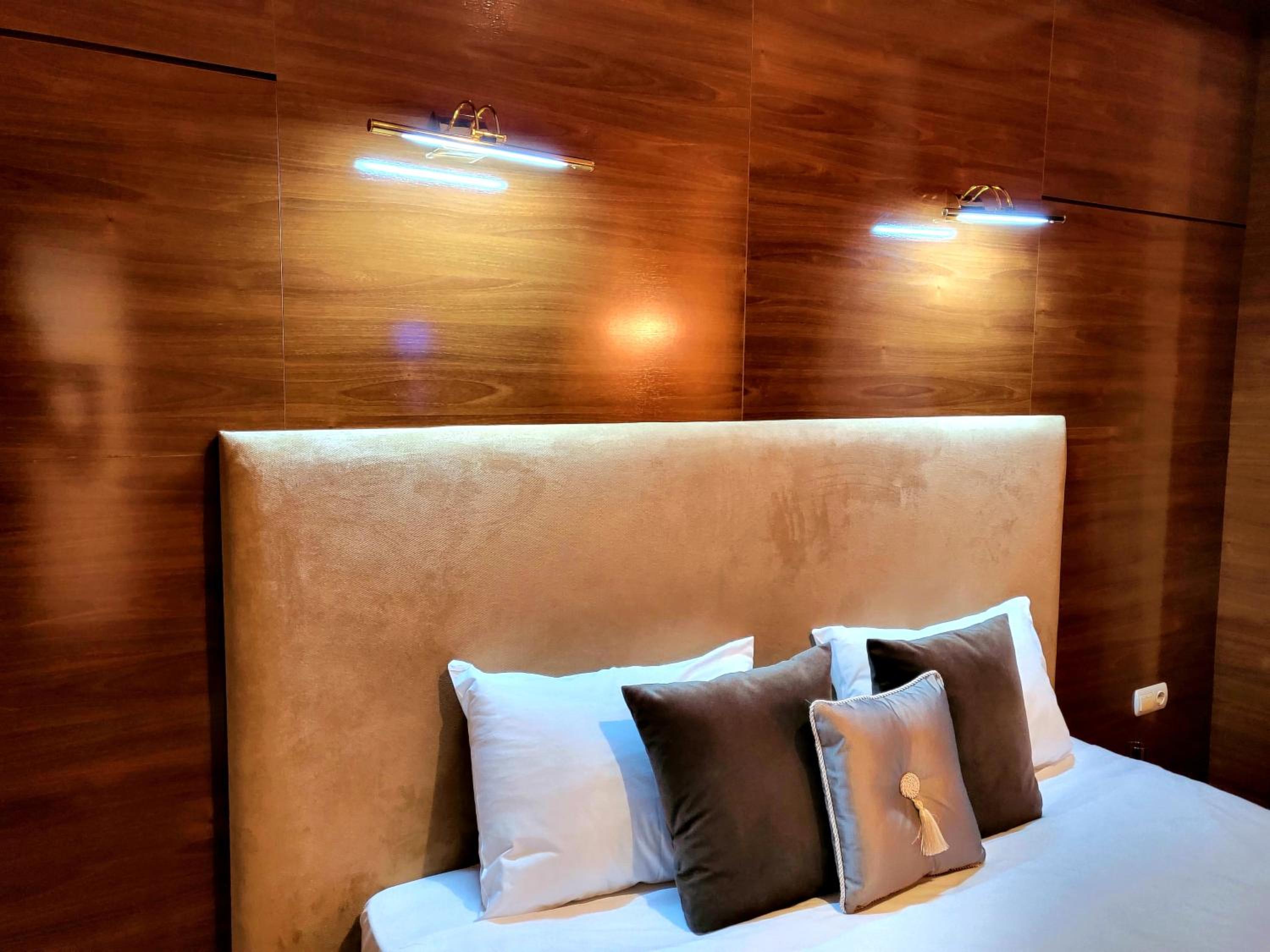 Bed & Sleeping Area