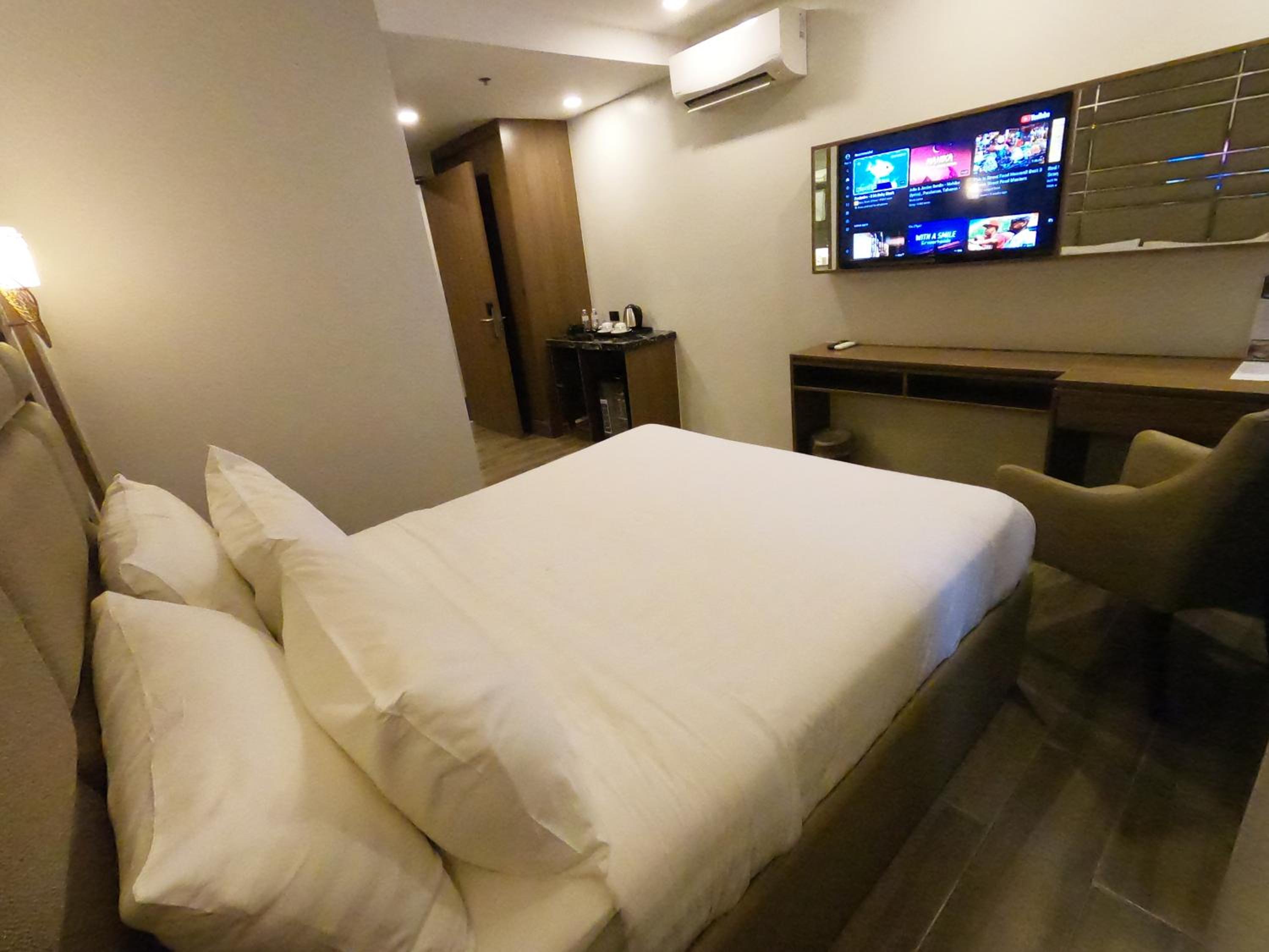 Deluxe Double Room - Photo 11